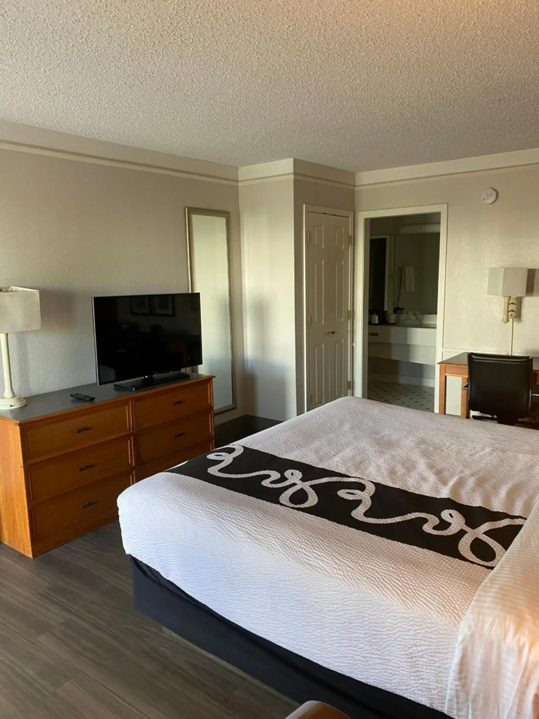 Seating area, Bed in La Quinta Inn by Wyndham Corpus Christi North