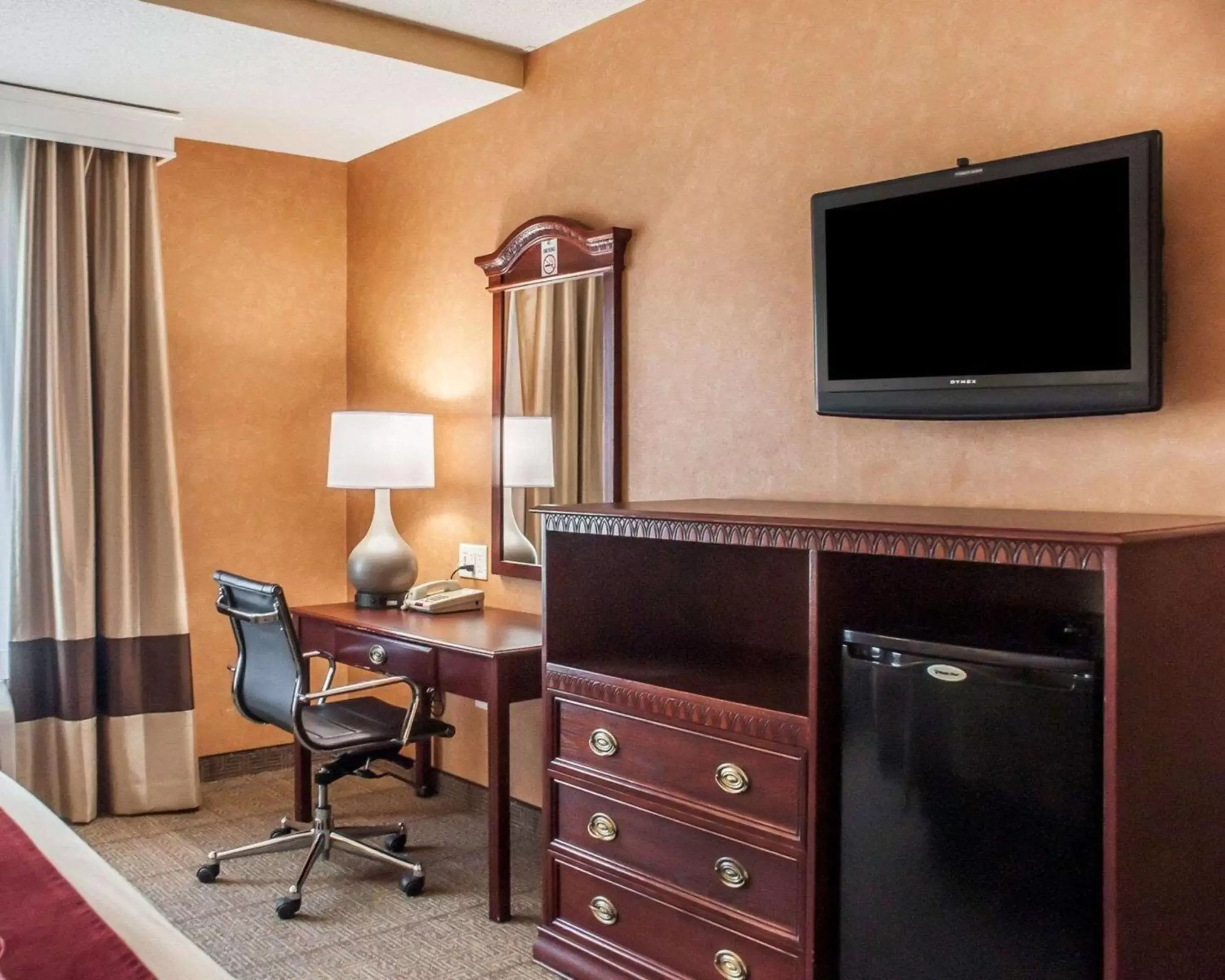 Photo of the whole room, TV/Entertainment Center in Quality Inn Near Walden Galleria Mall