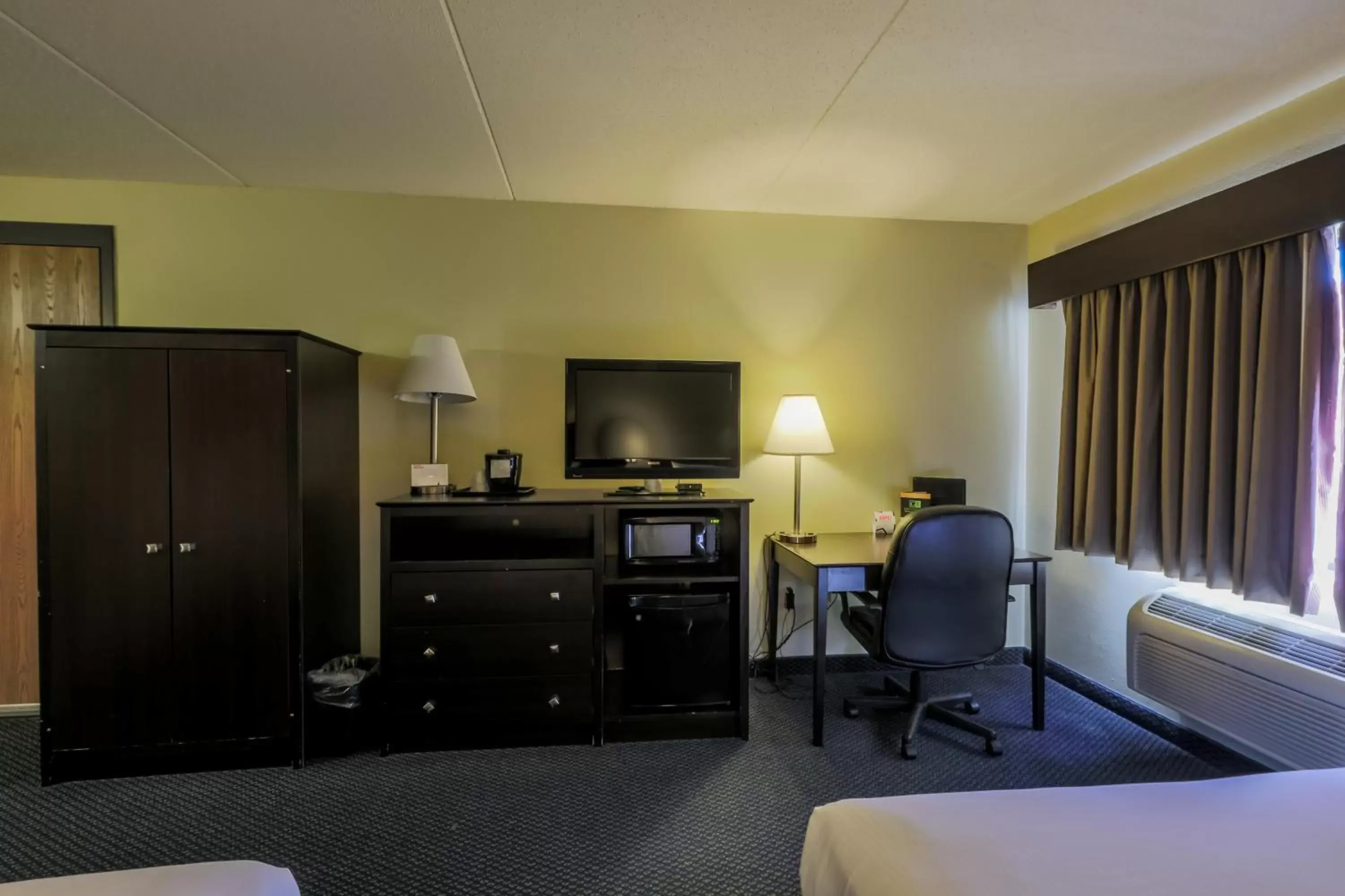 TV and multimedia, TV/Entertainment Center in AmericInn by Wyndham Lincoln South