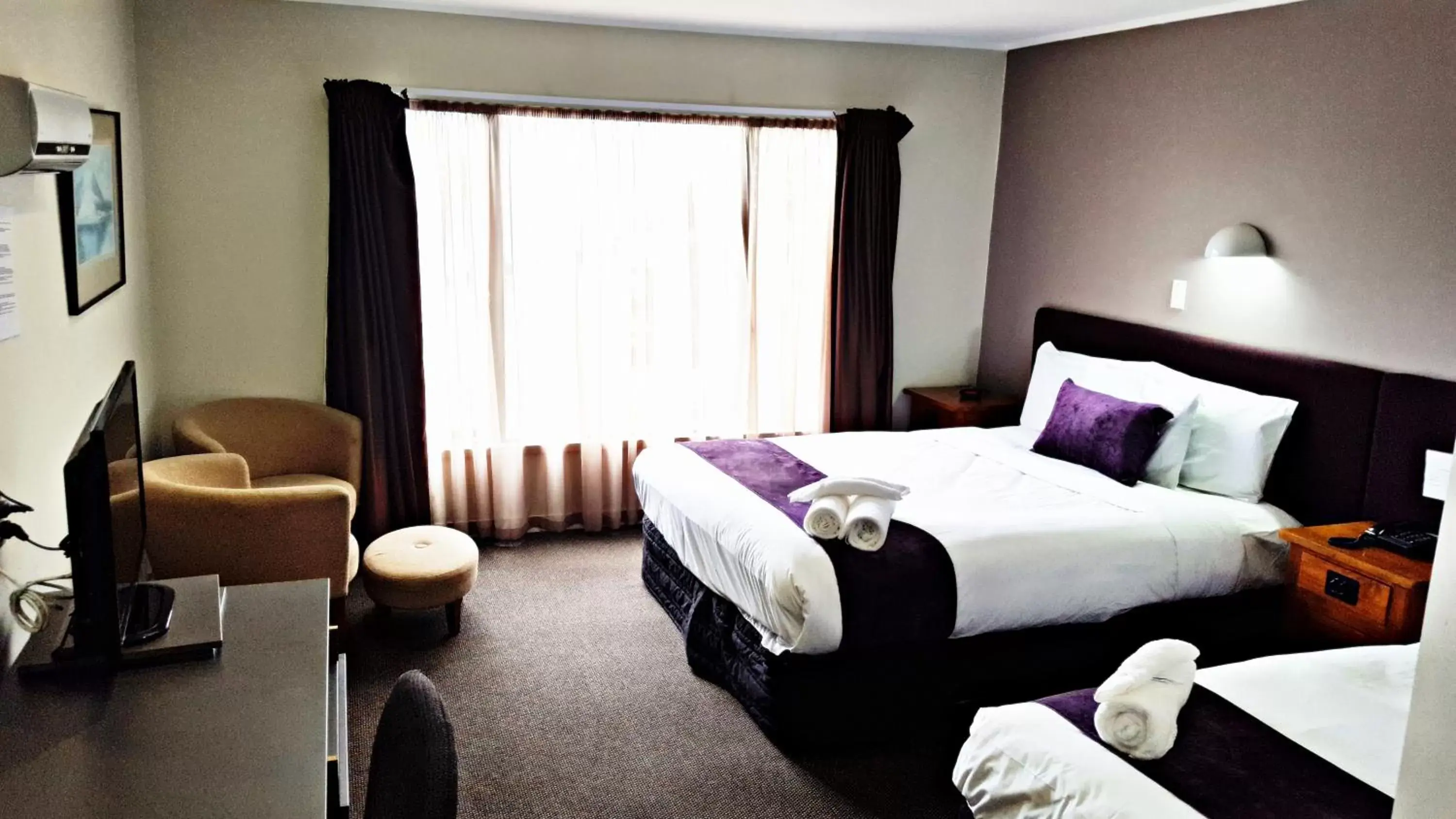 Photo of the whole room, Bed in Auckland Airport Kiwi Hotel
