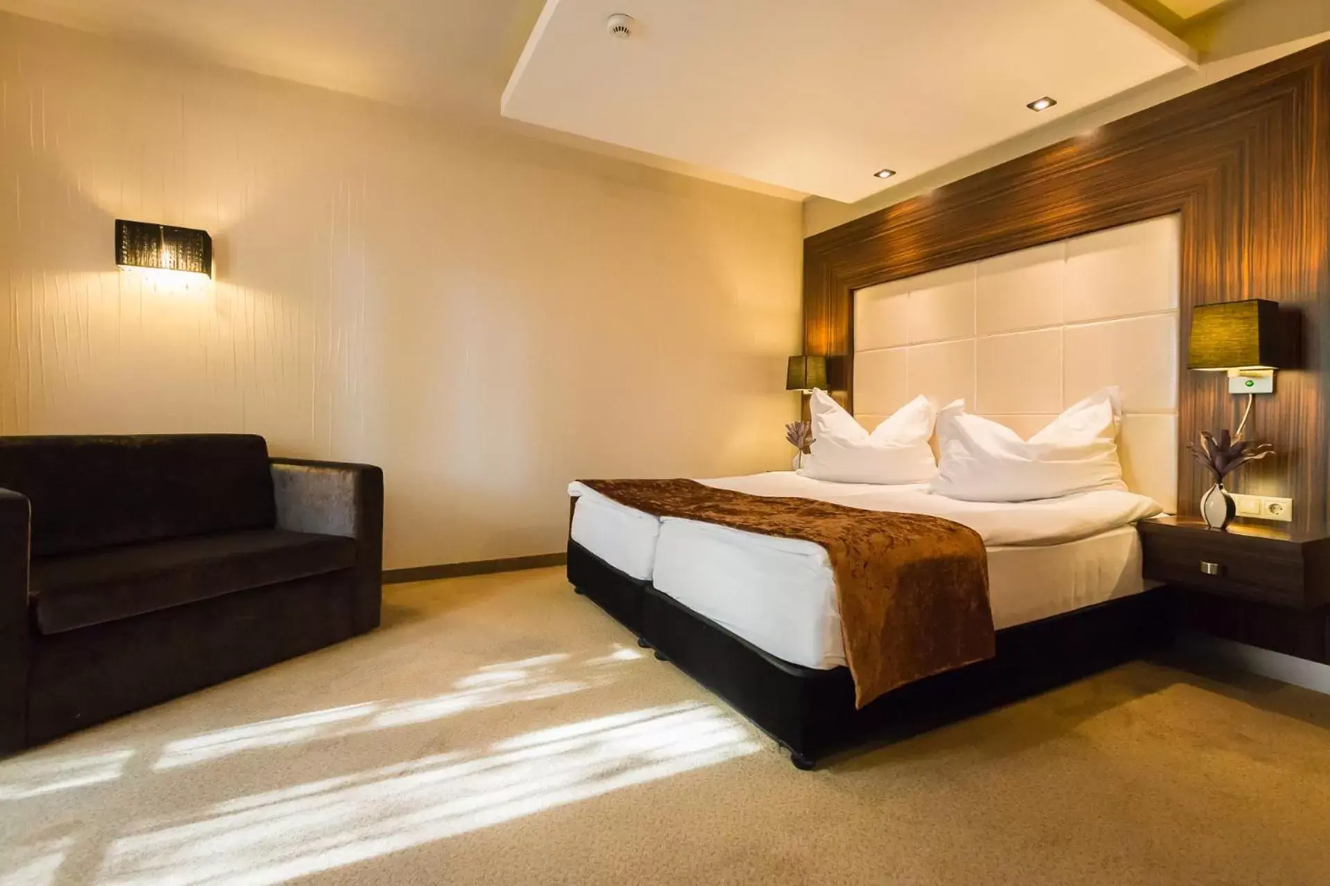 Bedroom, Bed in Duna Garden Hotel
