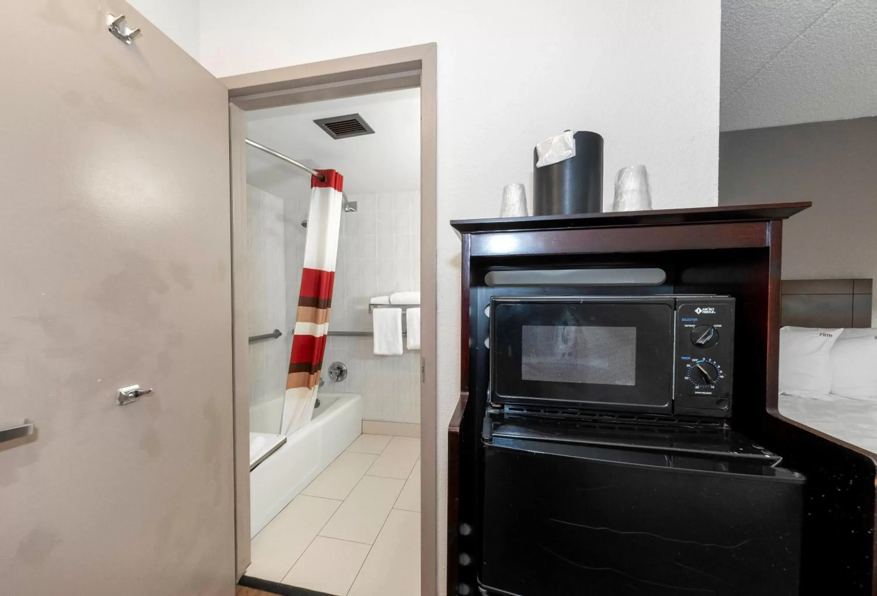 Bathroom, Kitchen/Kitchenette in Red Roof Inn PLUS Newark Liberty Airport - Carteret