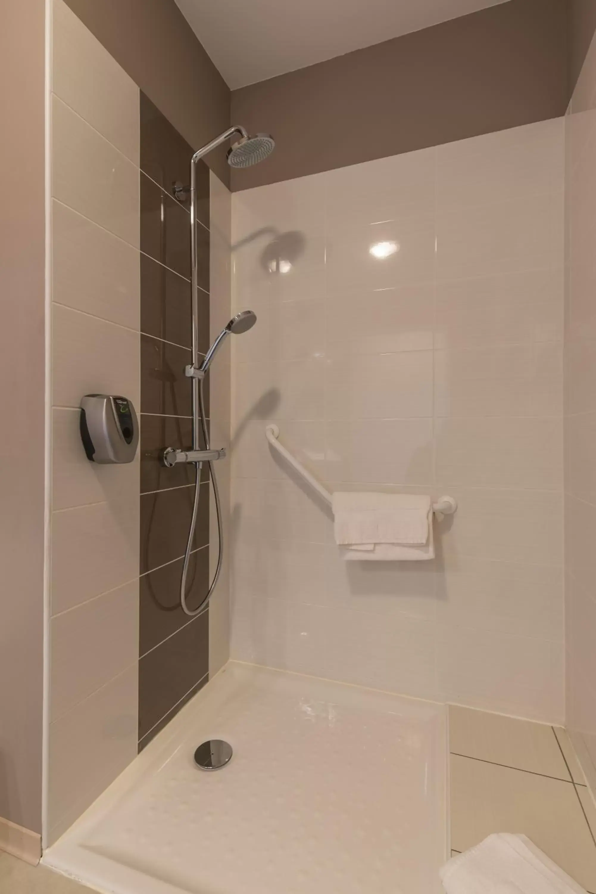 Shower, Bathroom in Hôtel L'Horizon - Restaurant La Fougassette
