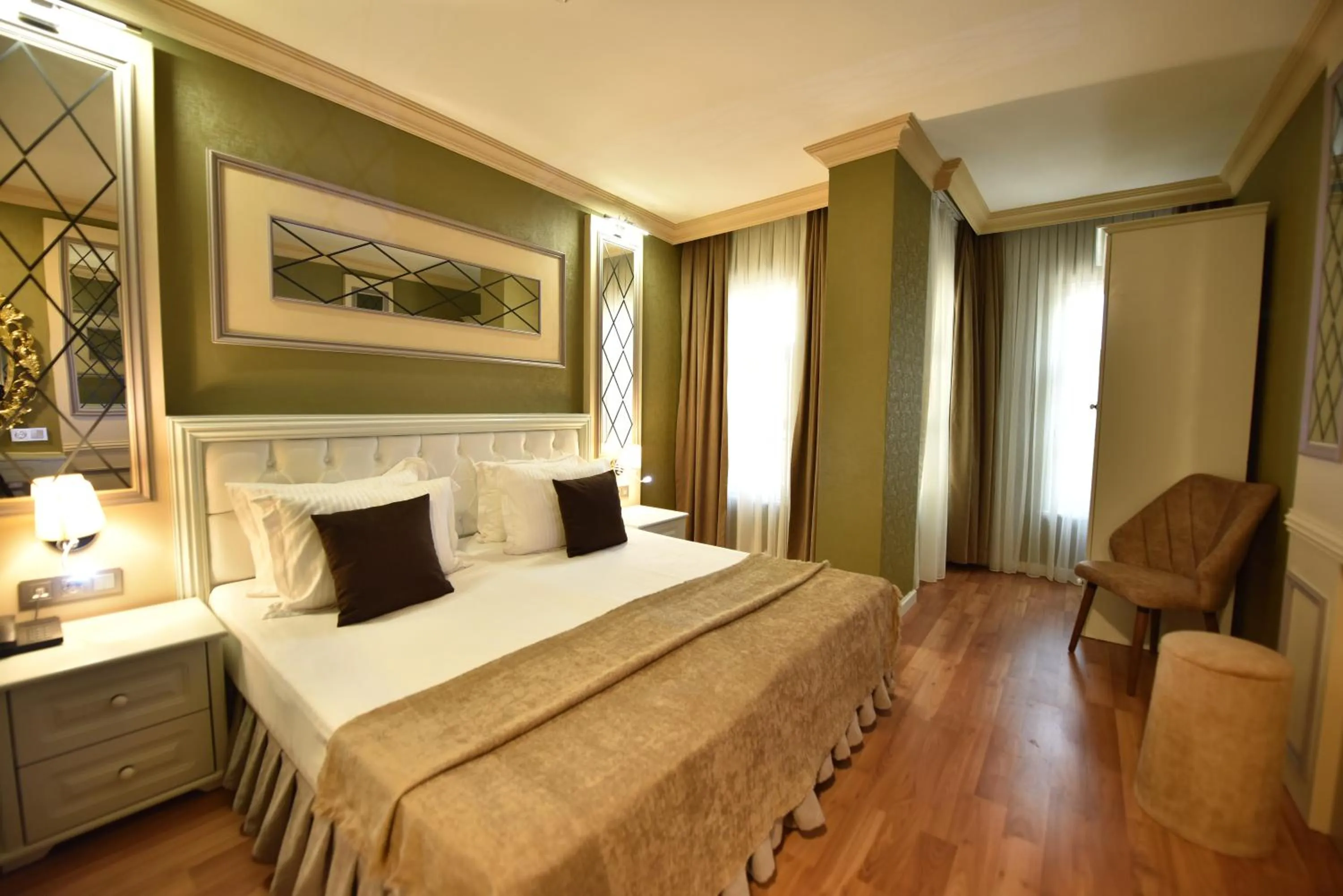 Photo of the whole room, Bed in Sunlight Hotel