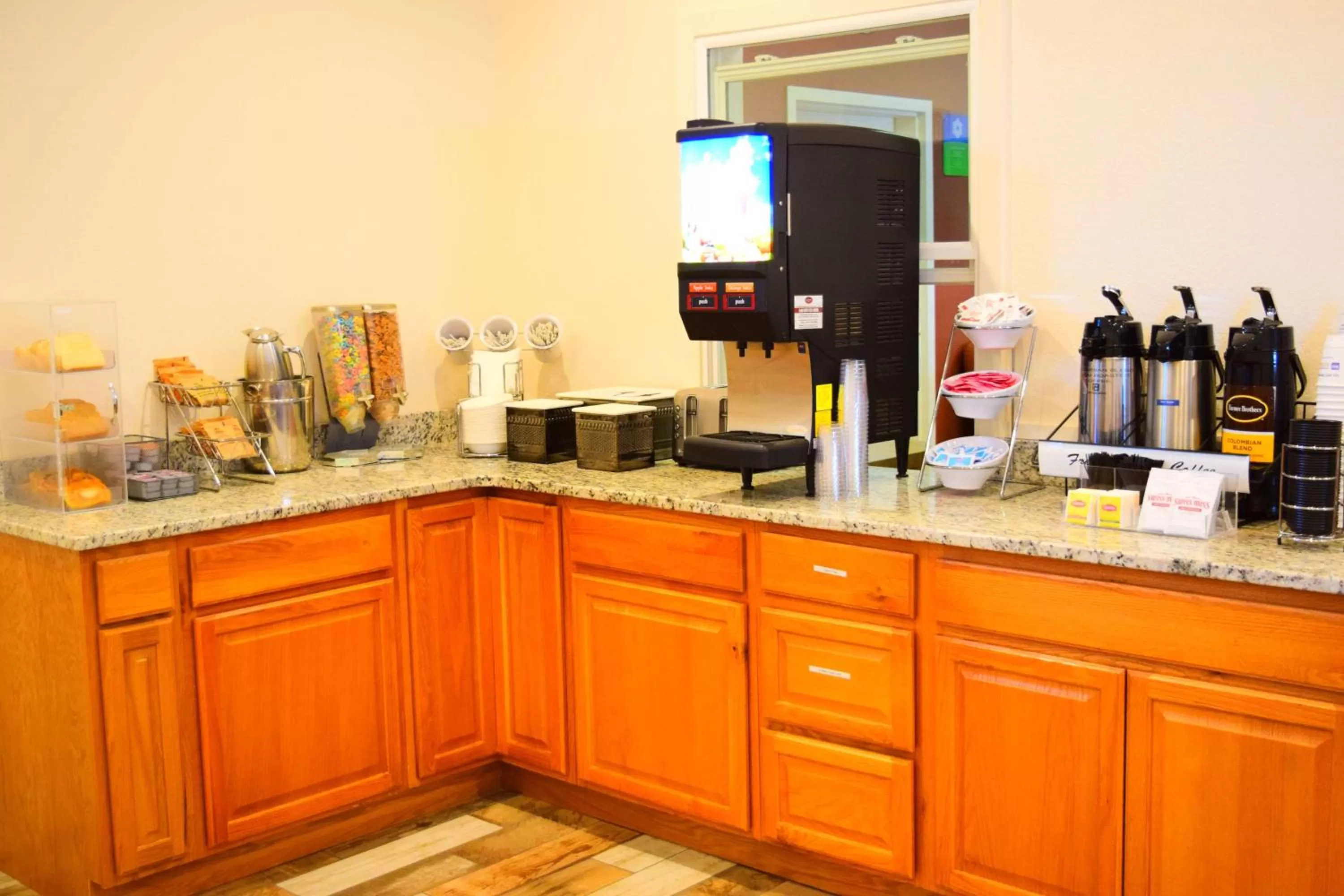 Restaurant/places to eat in SureStay Hotel by Best Western Wenatchee