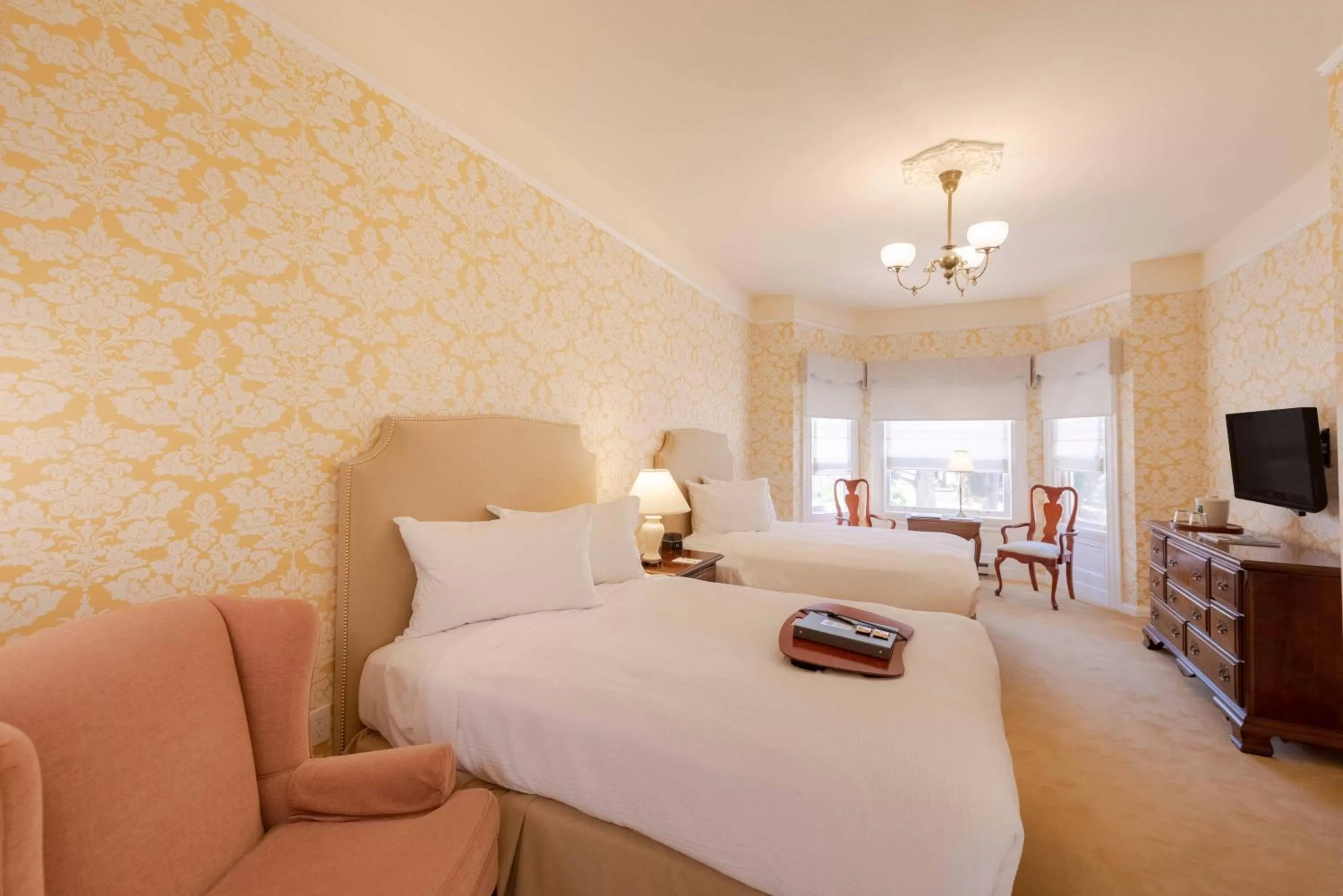 Photo of the whole room, Bed in Stanyan Park Hotel