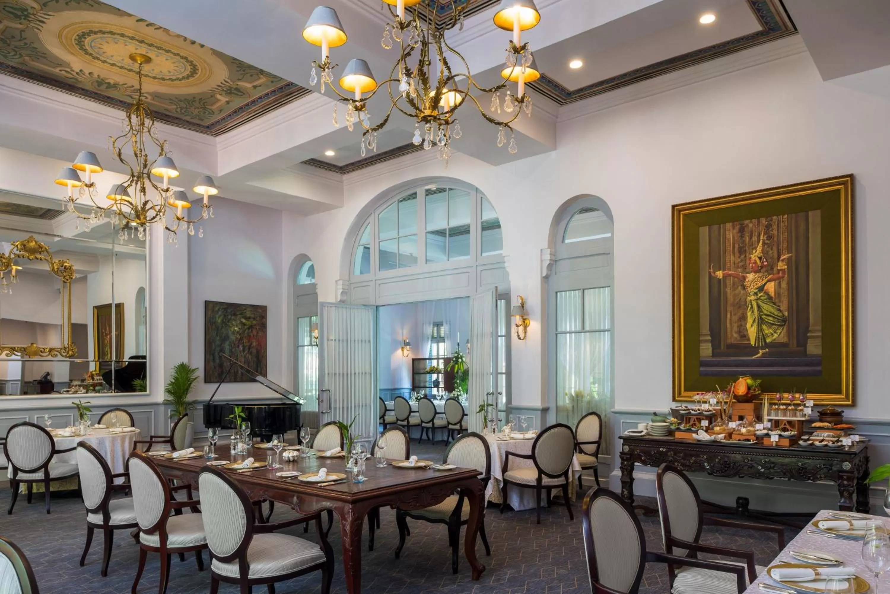 Restaurant/places to eat in Raffles Hotel Le Royal