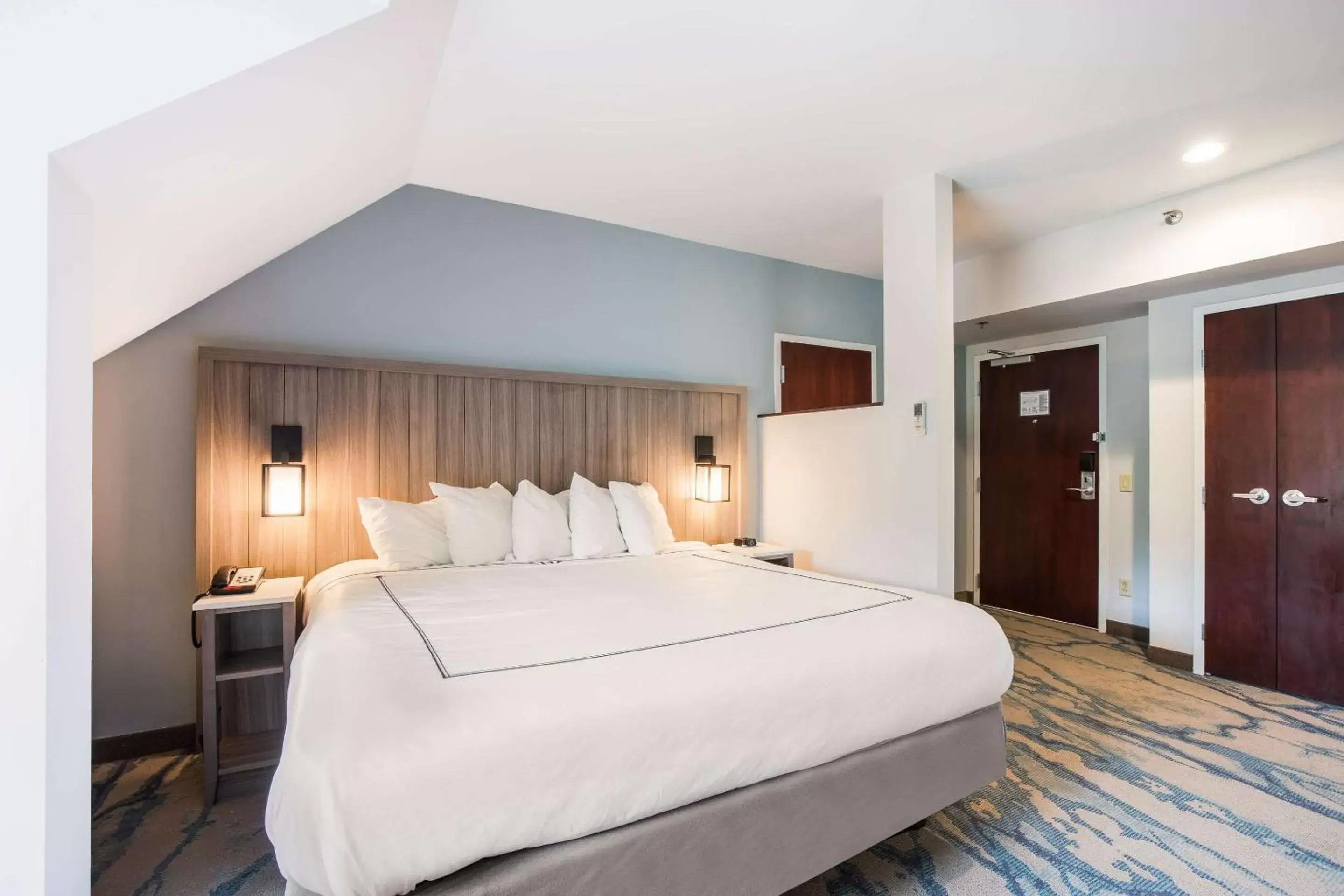 Bed in Heidel House Hotel and Conference Center, Ascend Hotel Collection