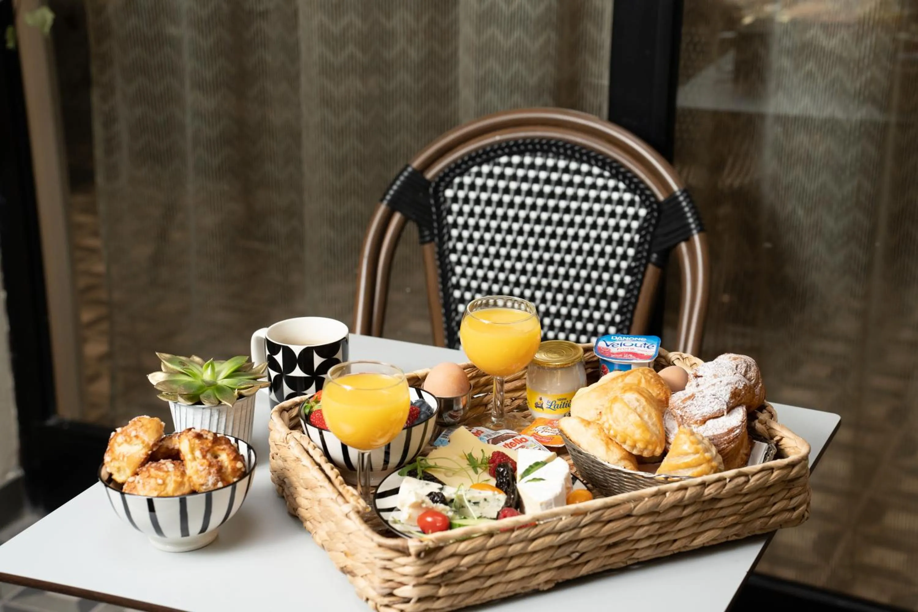 Food and drinks in Hôtel Du Mont Dore Batignolles