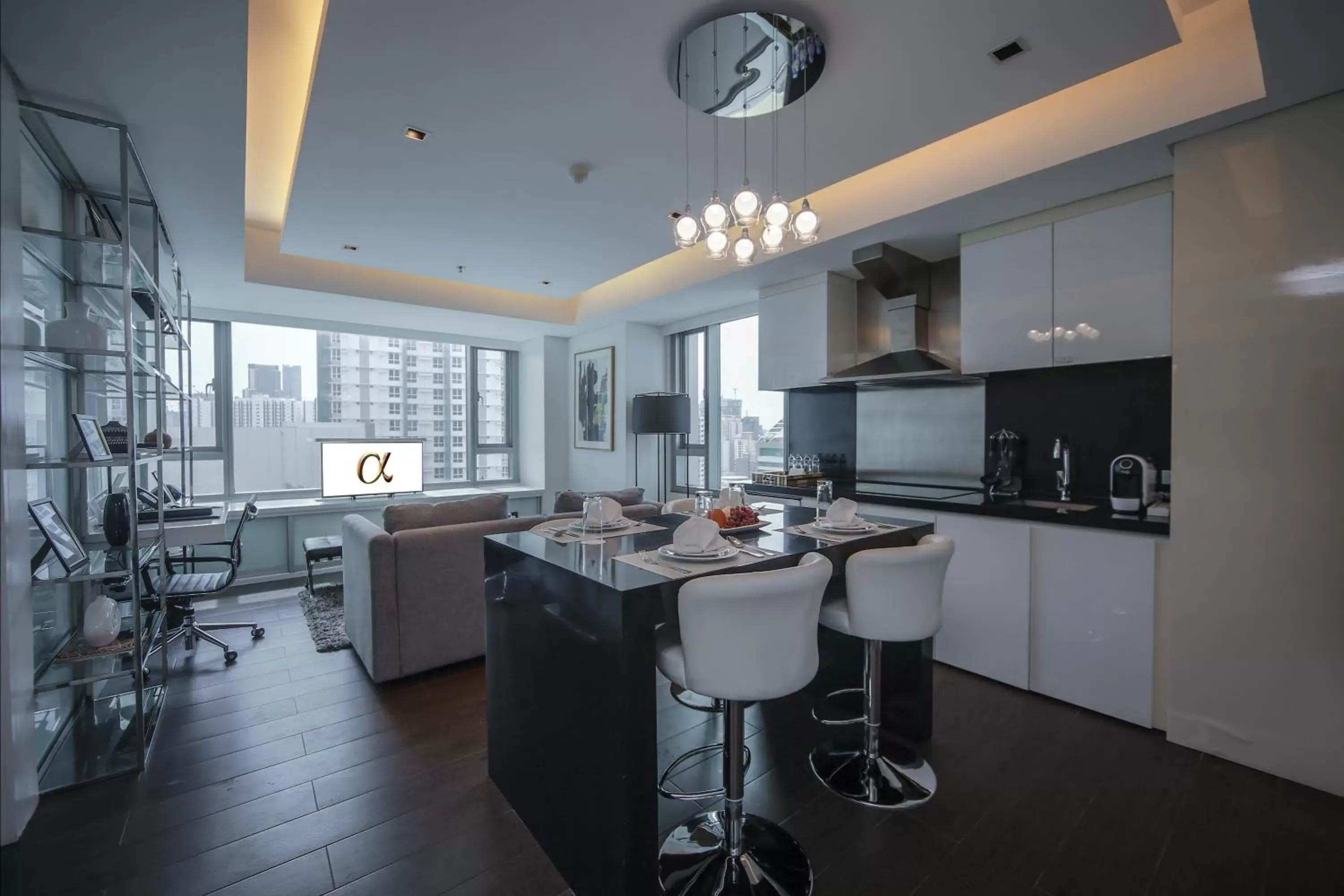 Dining area, Kitchen/Kitchenette in The Alpha Suites