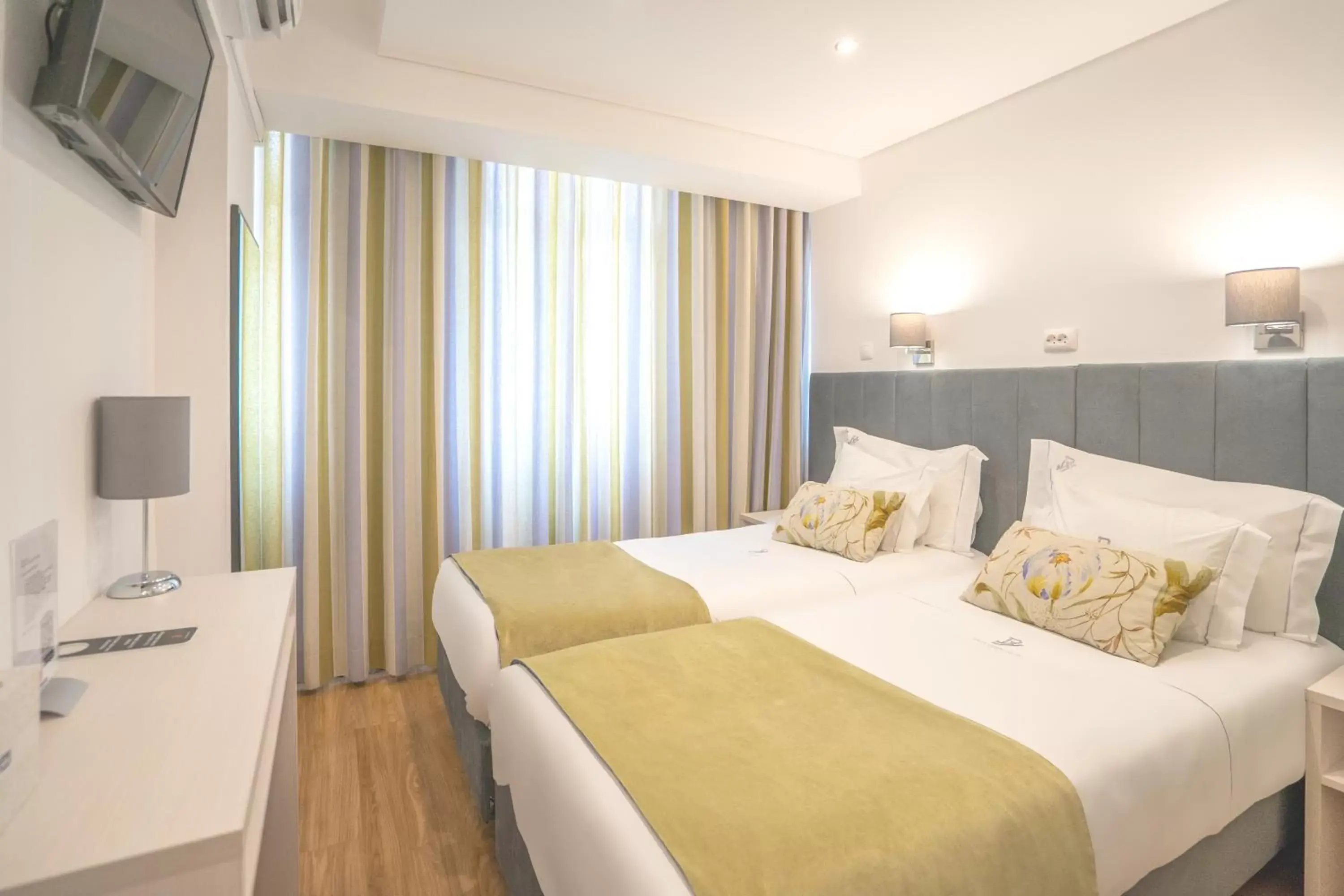 Bed in Dinya Lisbon Hotel & Lounge Bar