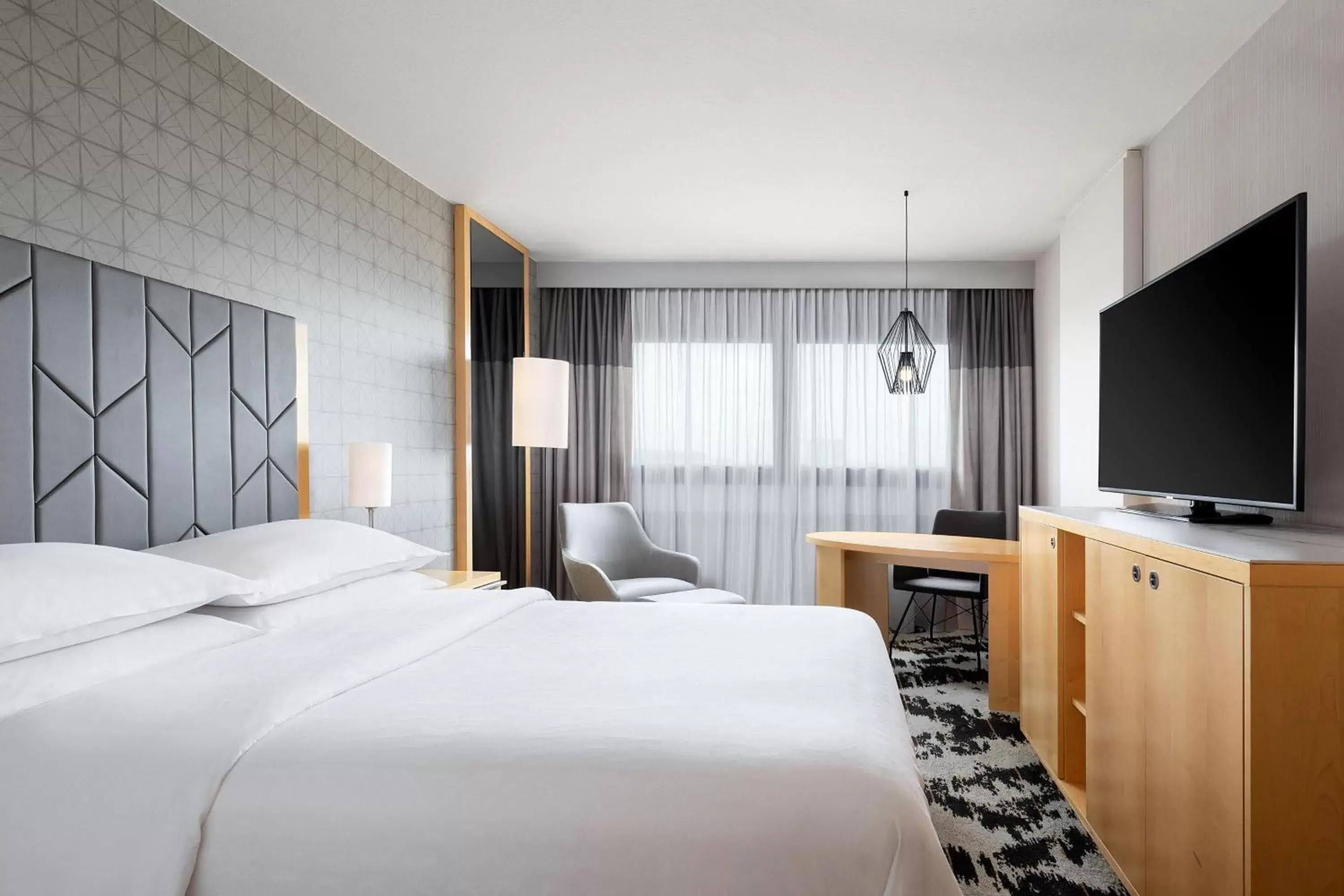 Photo of the whole room, Bed in Sheraton Frankfurt Airport Hotel & Conference Center