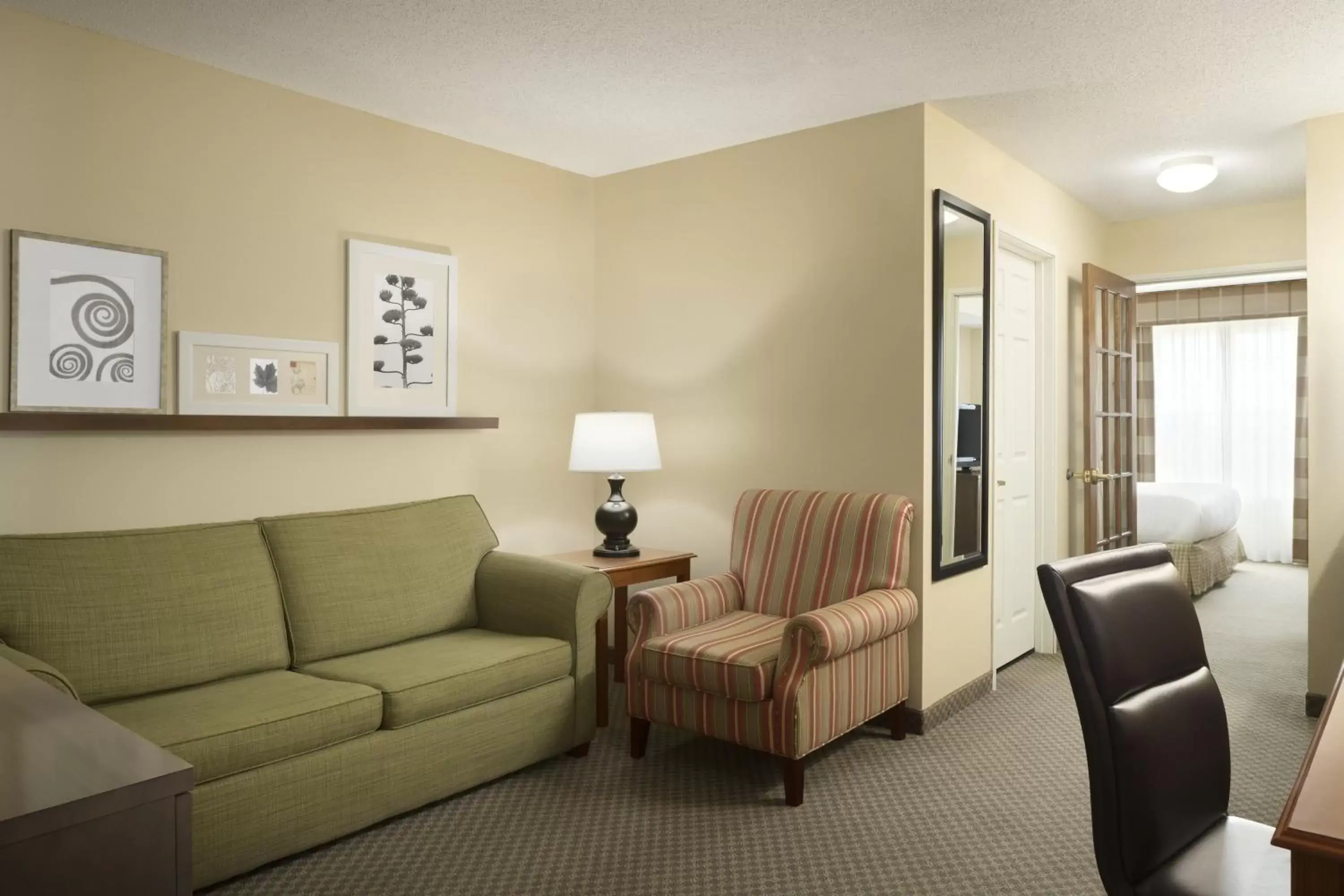 Photo of the whole room, Seating Area in Country Inn & Suites by Radisson, Grinnell, IA