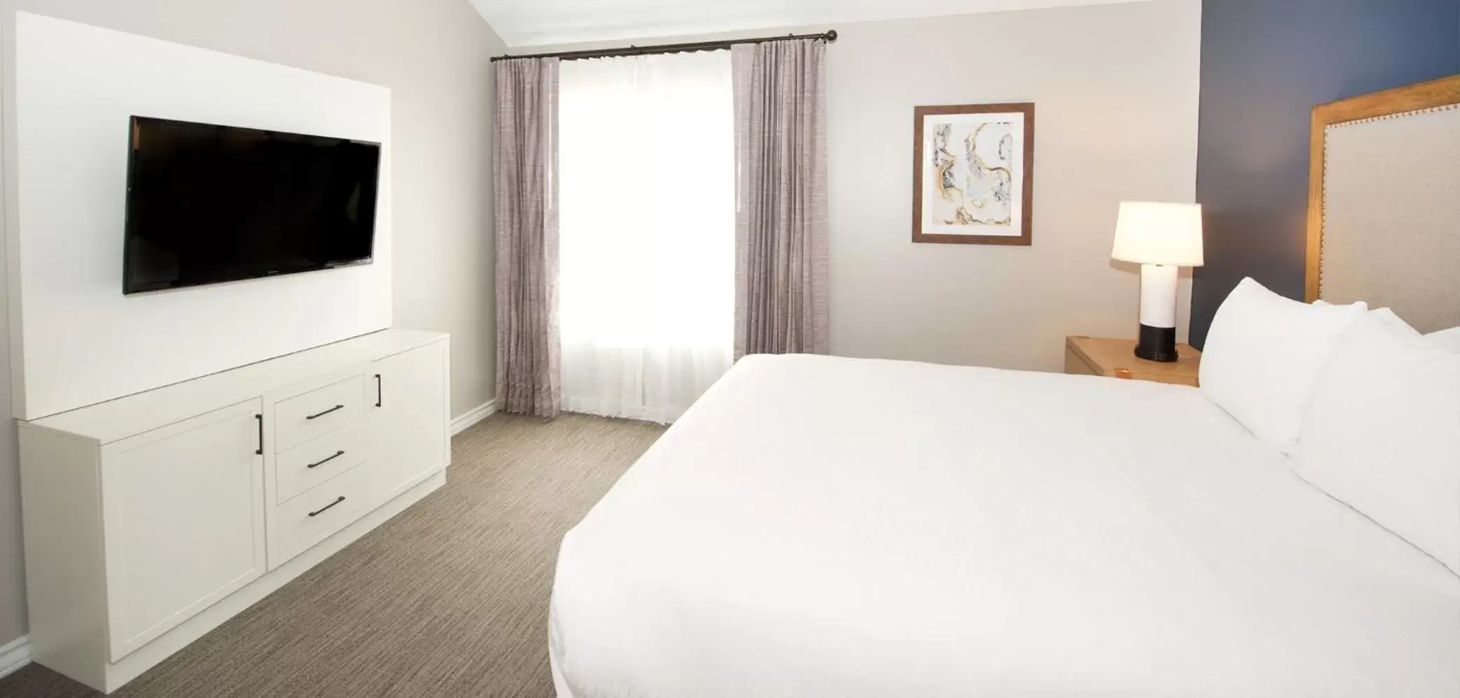 Communal lounge/ TV room, Bed in Horseshoe Bay Resort