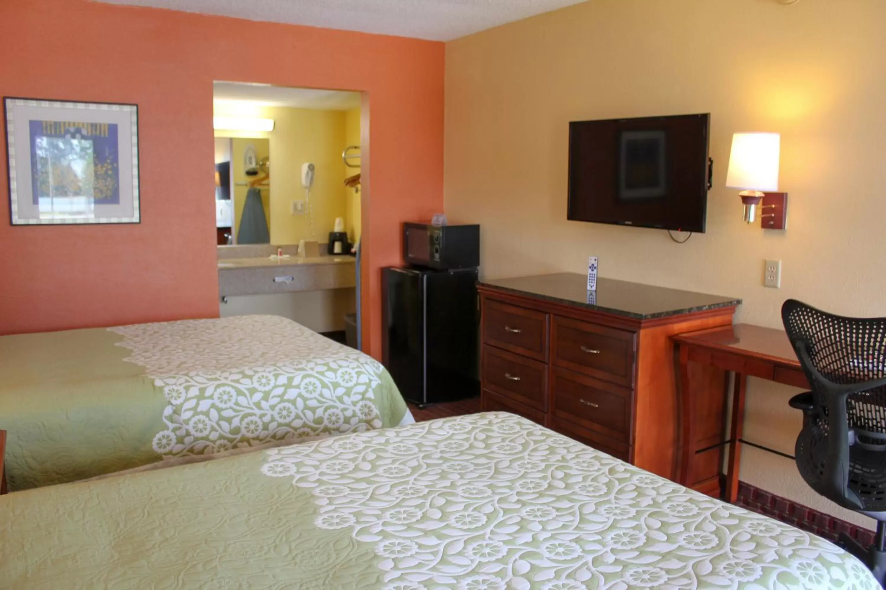 On site, Bed in Rose Garden Inn & Suites Thomasville