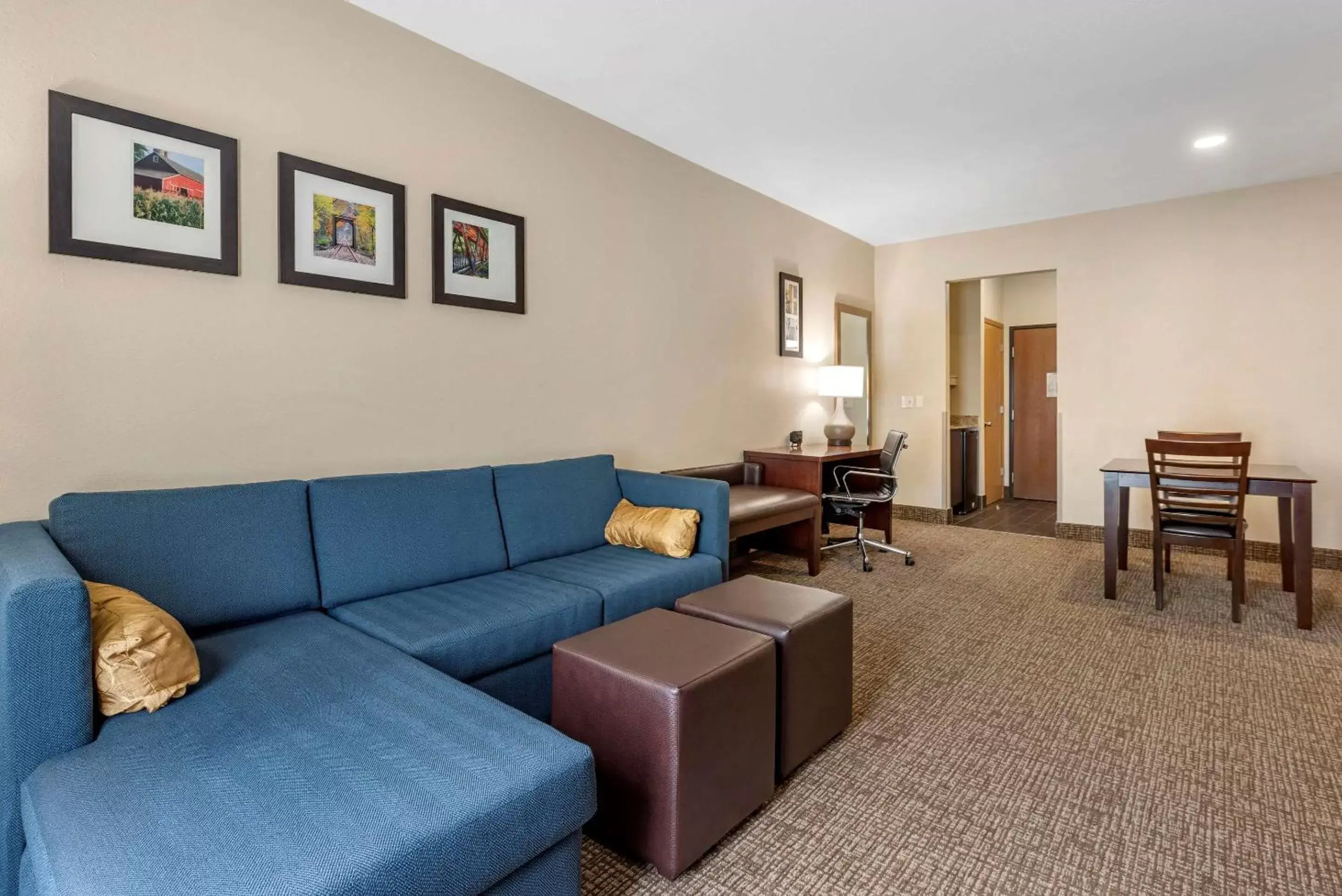 Living room, Seating Area in Comfort Suites Auburn near I-69