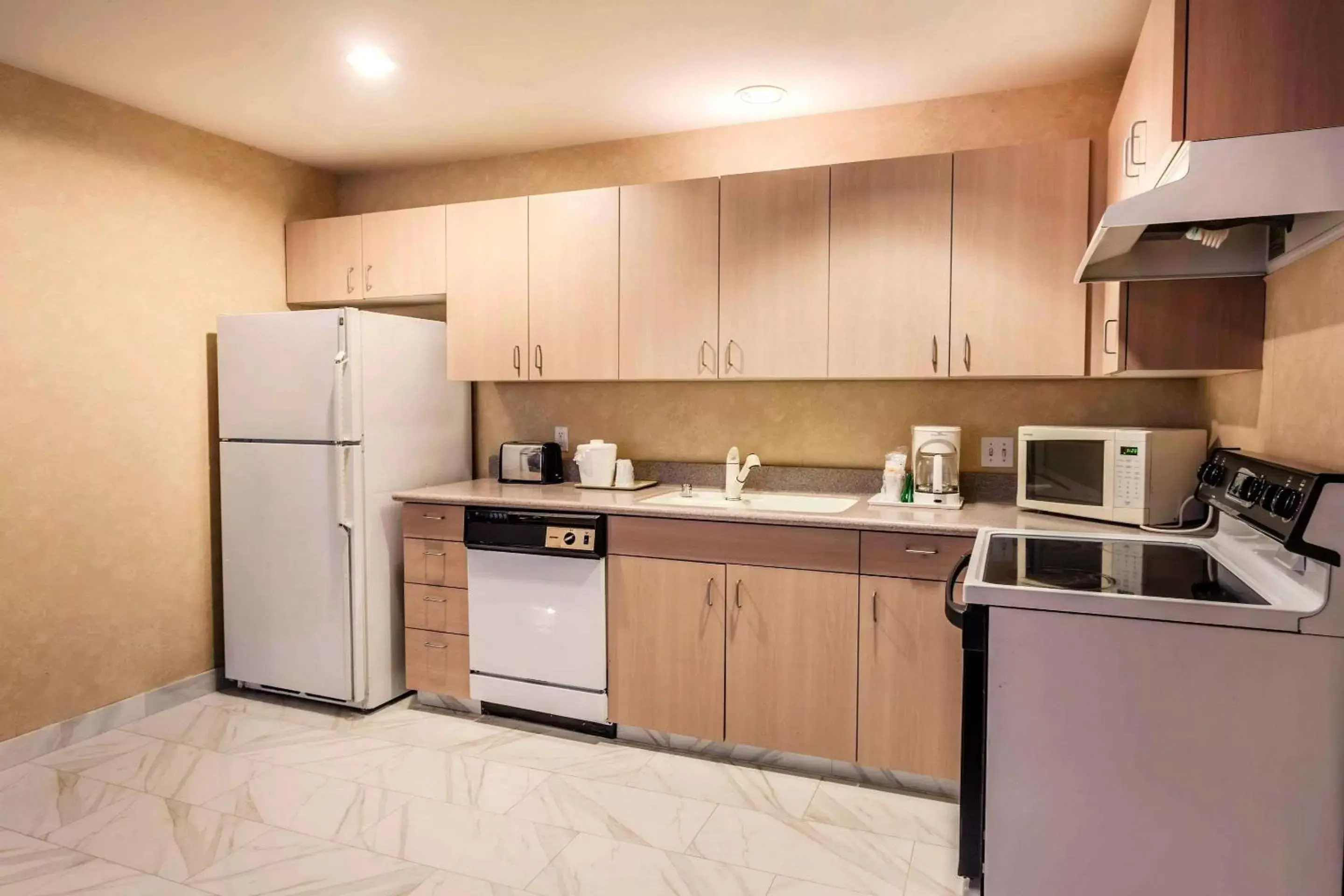 Photo of the whole room, Kitchen/Kitchenette in Quality Inn Arlington