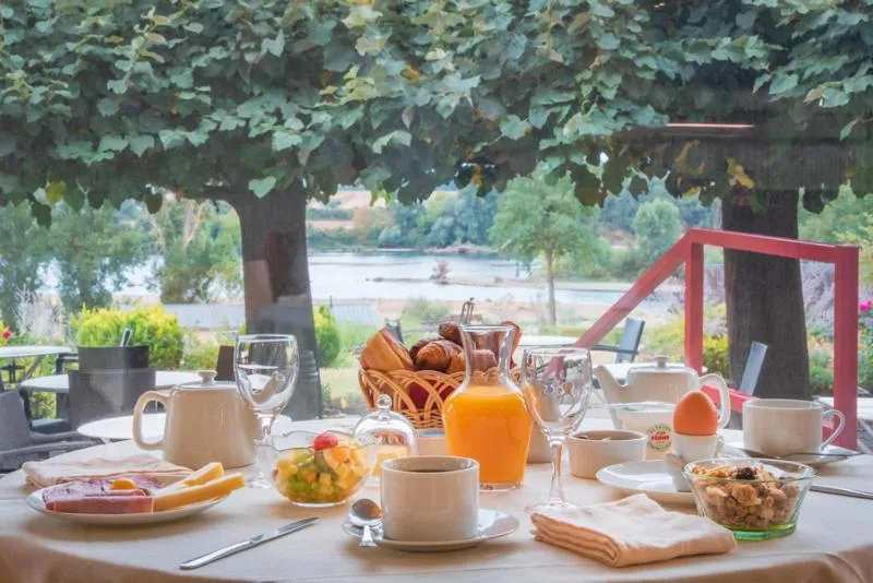 Food and drinks in Logis Hôtel Restaurant Le Coq Hardi