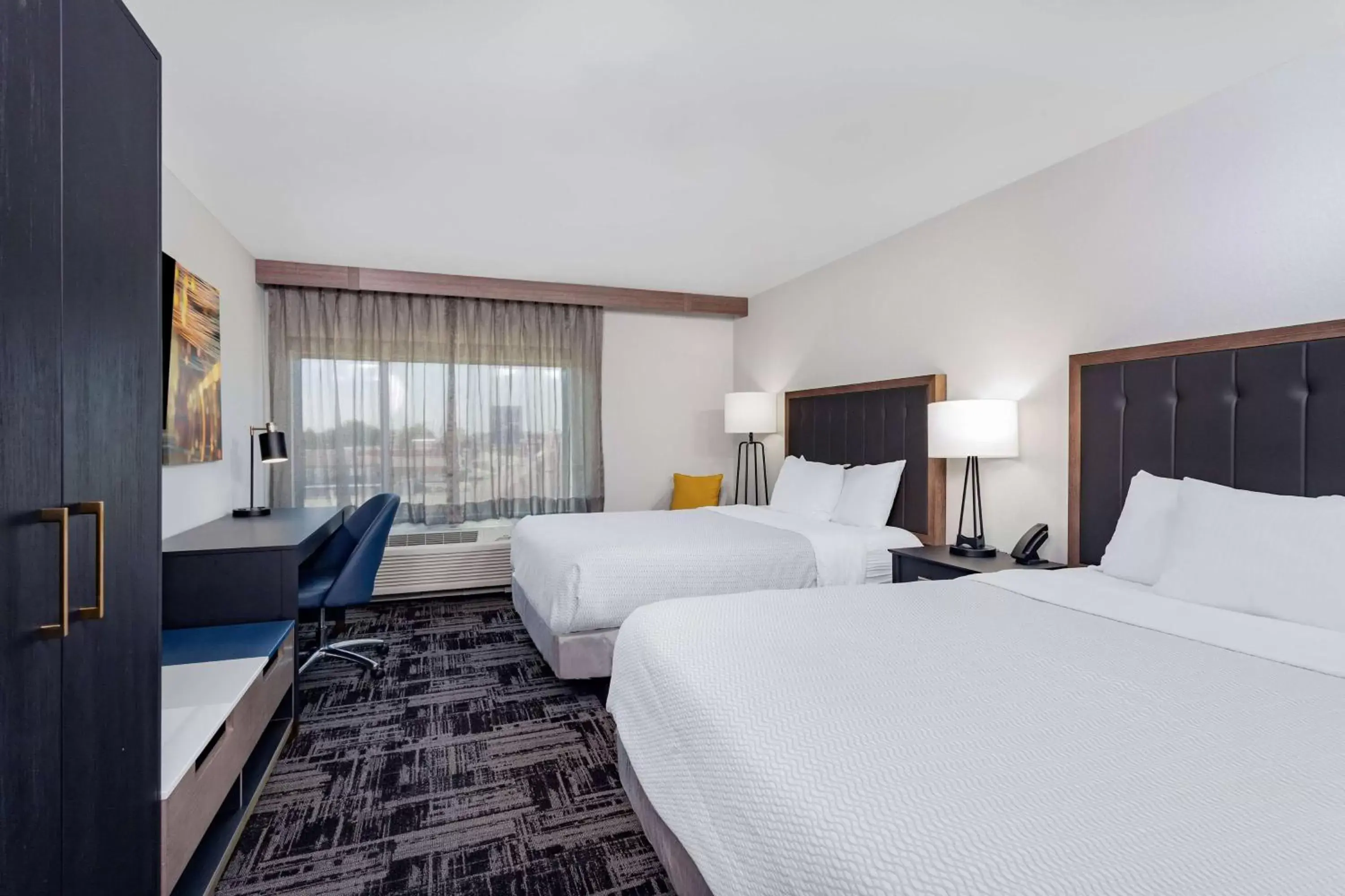 Photo of the whole room, Bed in La Quinta Inn & Suites by Wyndham South Bend near Notre Dame
