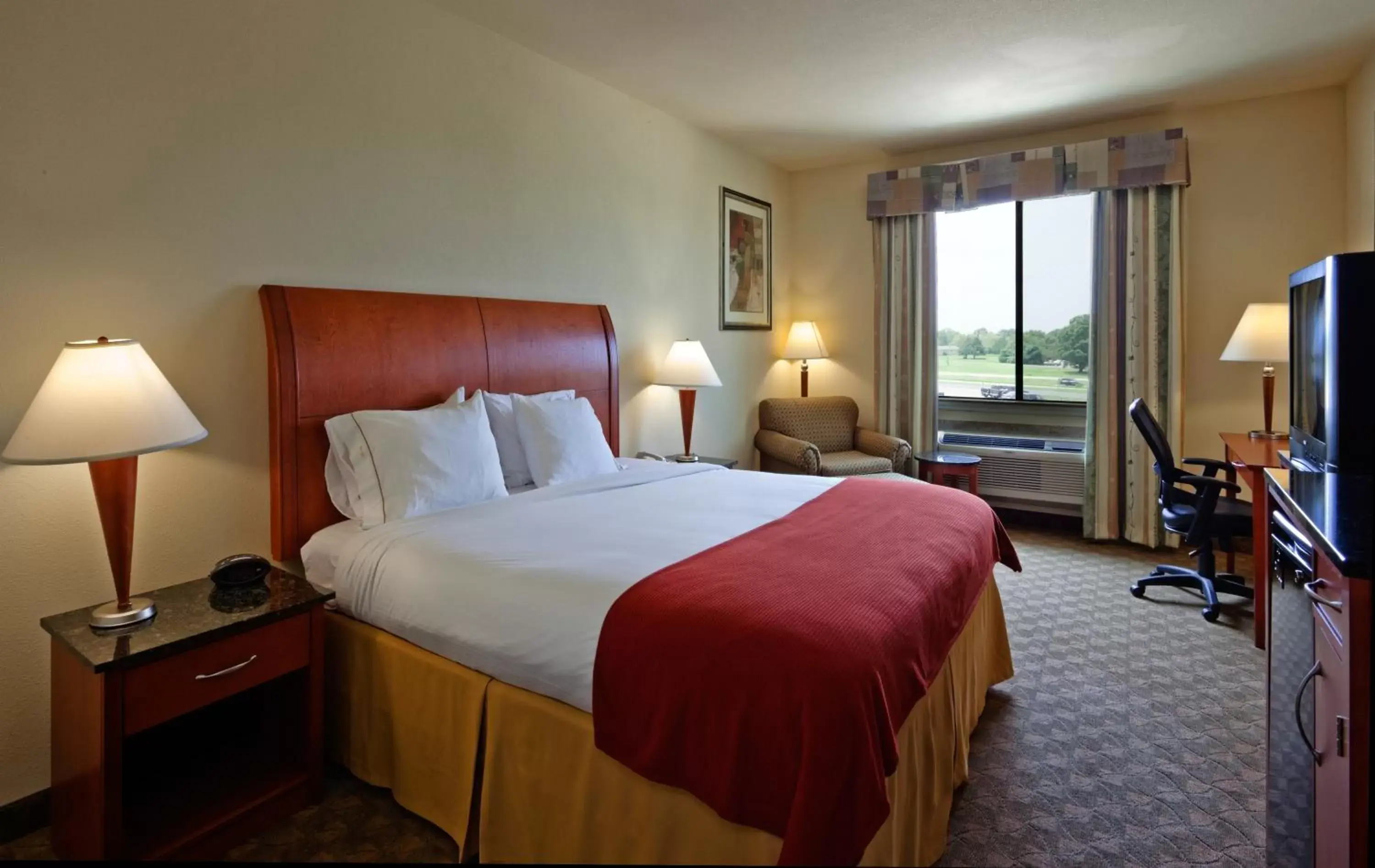 Bedroom, Bed in Holiday Inn Express Hotel and Suites Fairfield-North, an IHG Hotel