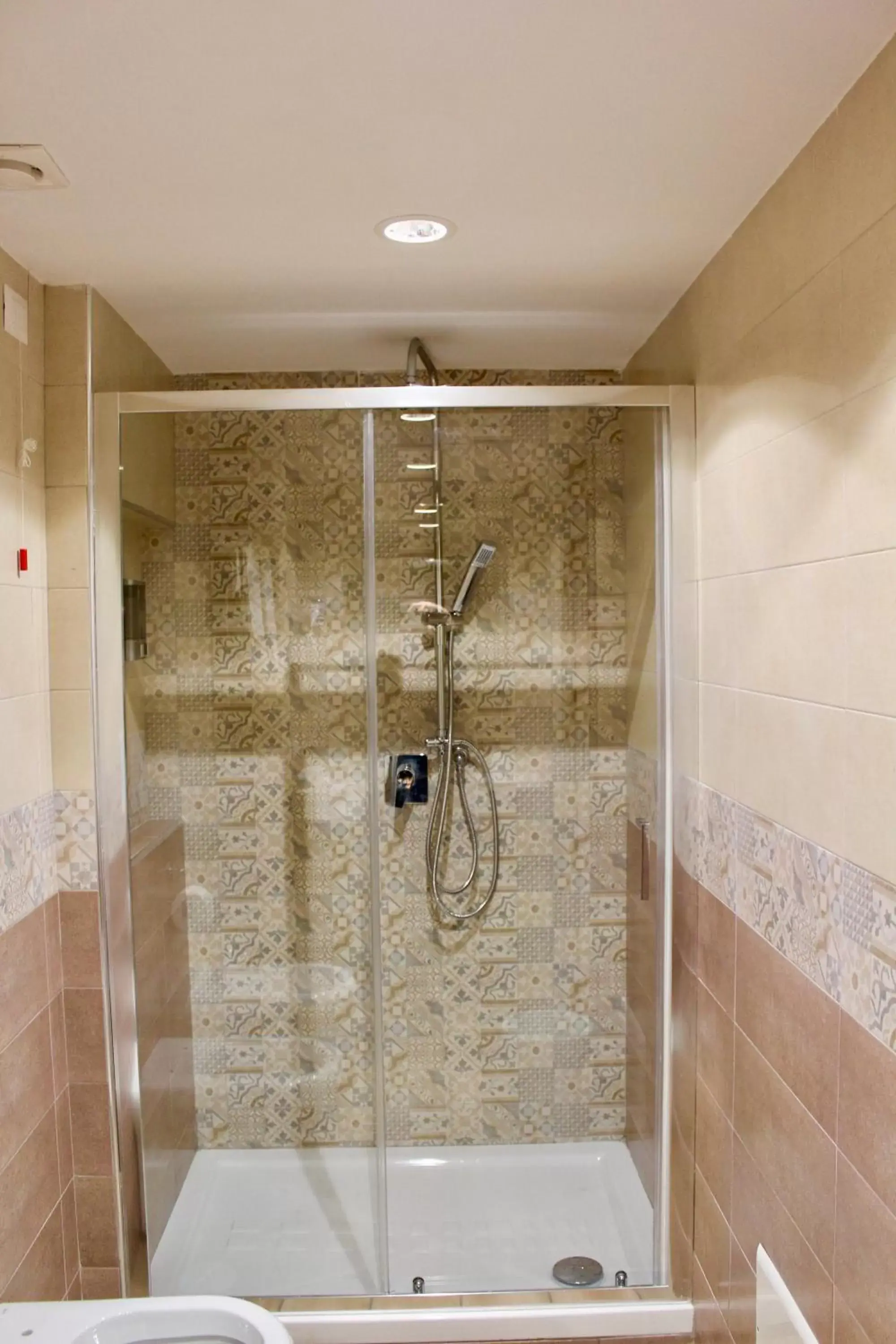 Shower, Bathroom in Central Station Garibaldi