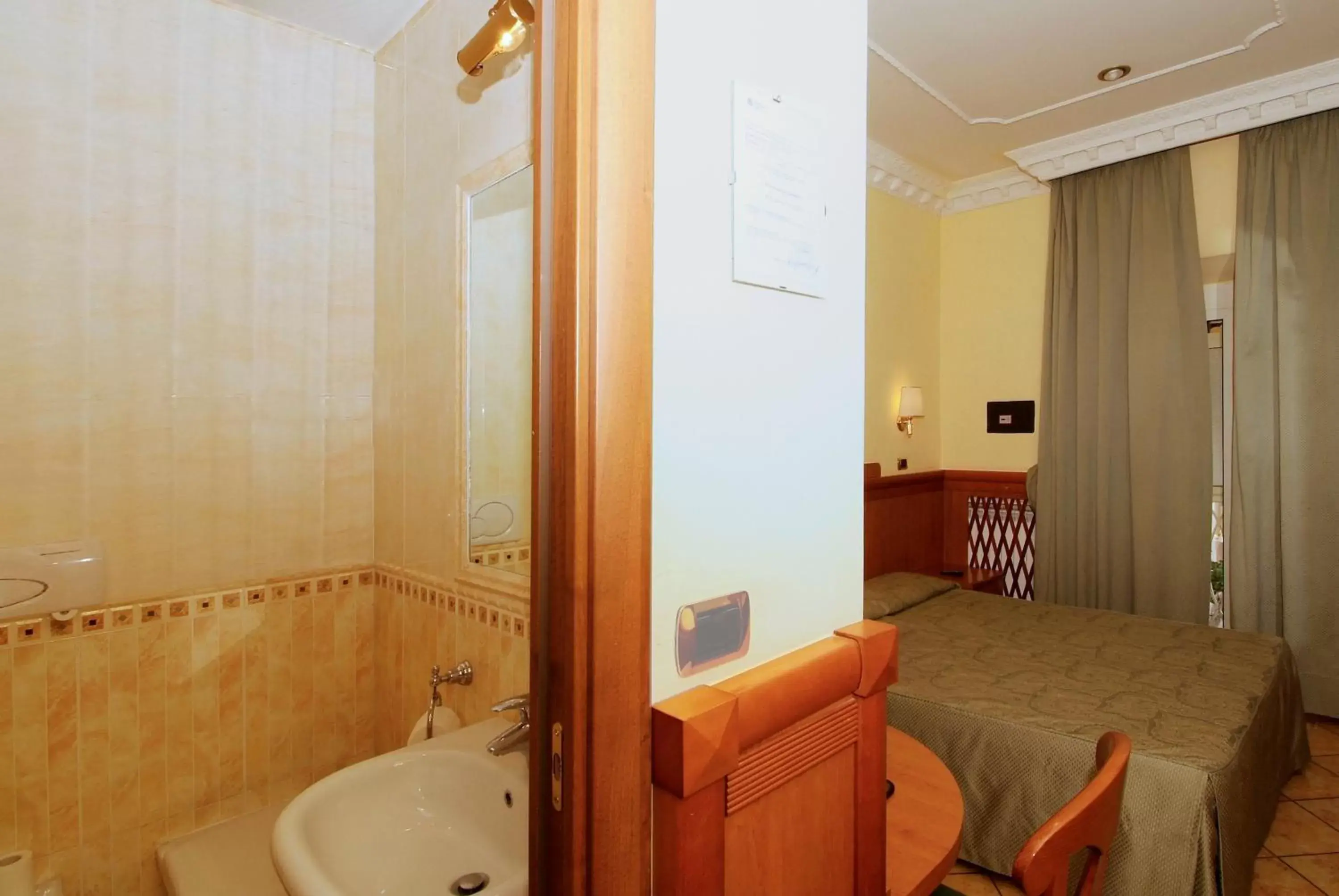 Bed, Bathroom in Hotel Meridiana