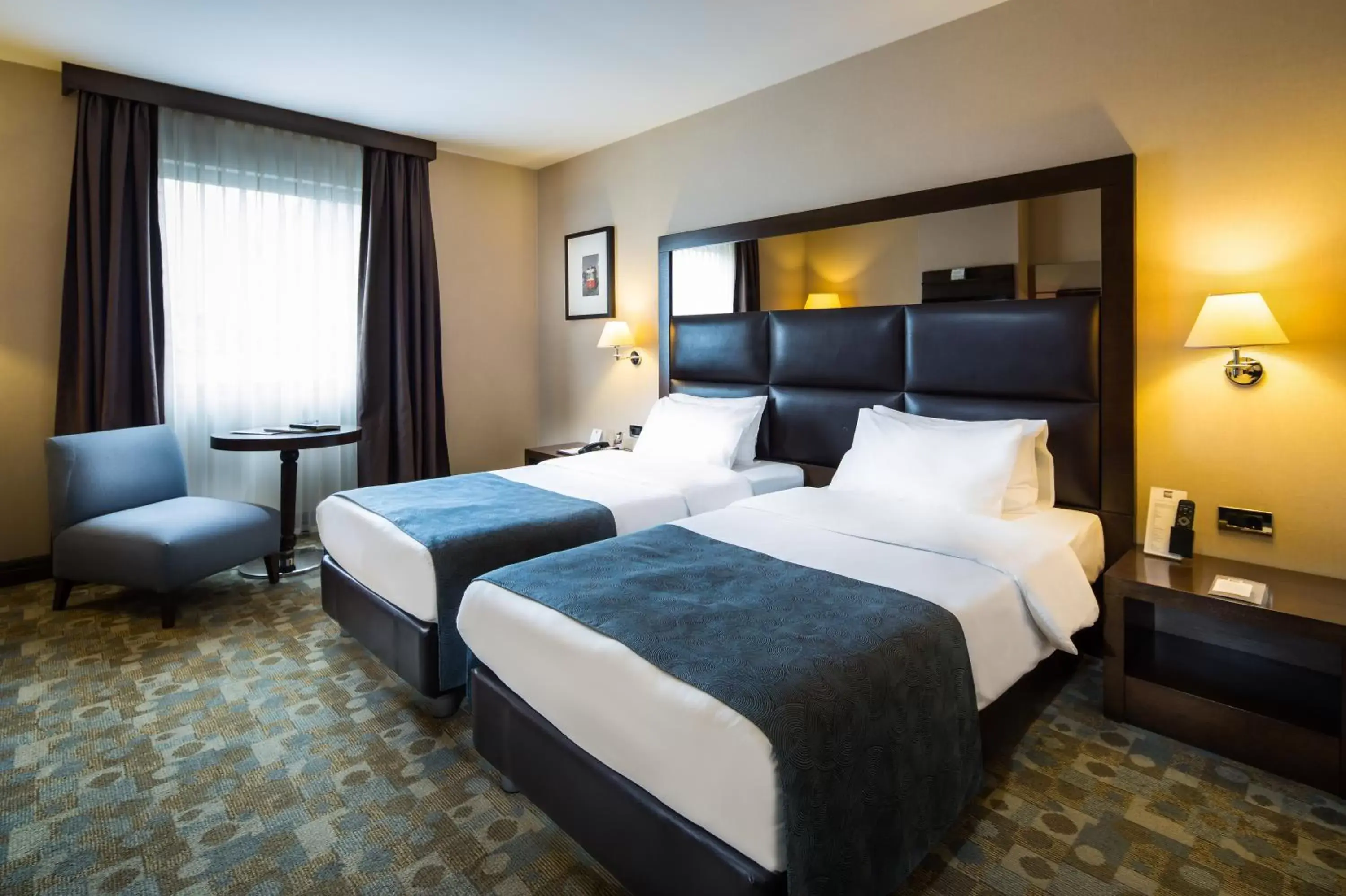 Deluxe Twin Room in Midtown Hotel Deluxe Twin Room in Midtown Hotel