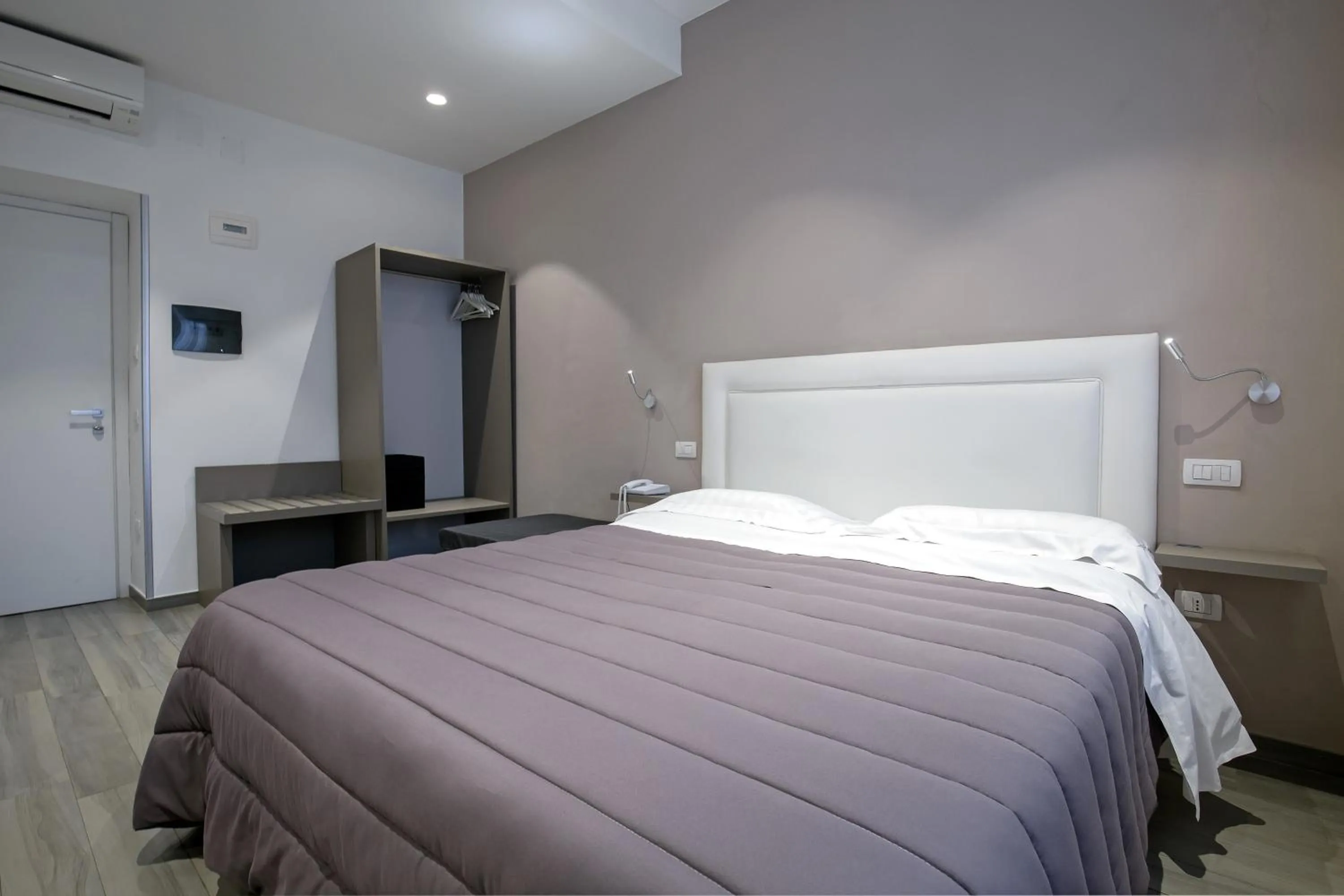 Photo of the whole room, Bed in Hotel Bruman Salerno