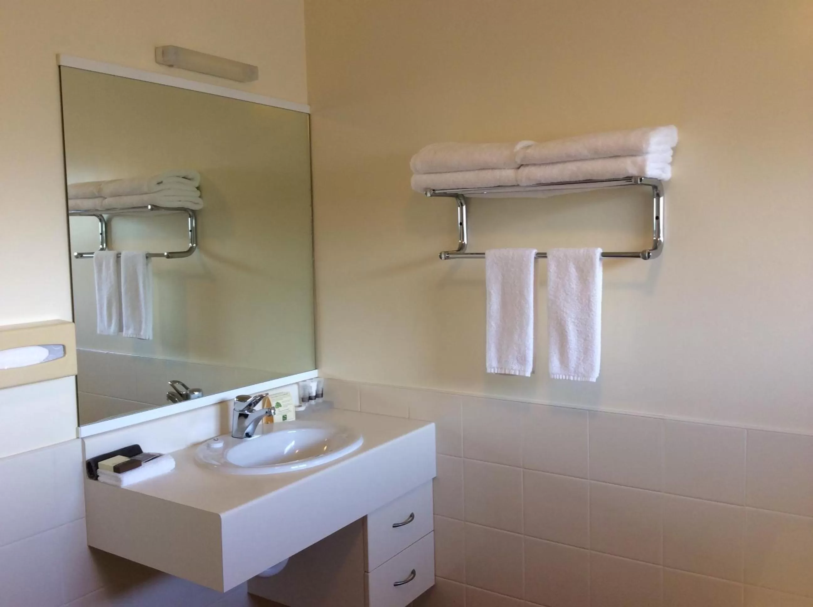 Bathroom in Chancellor Motor Lodge and Conference Centre