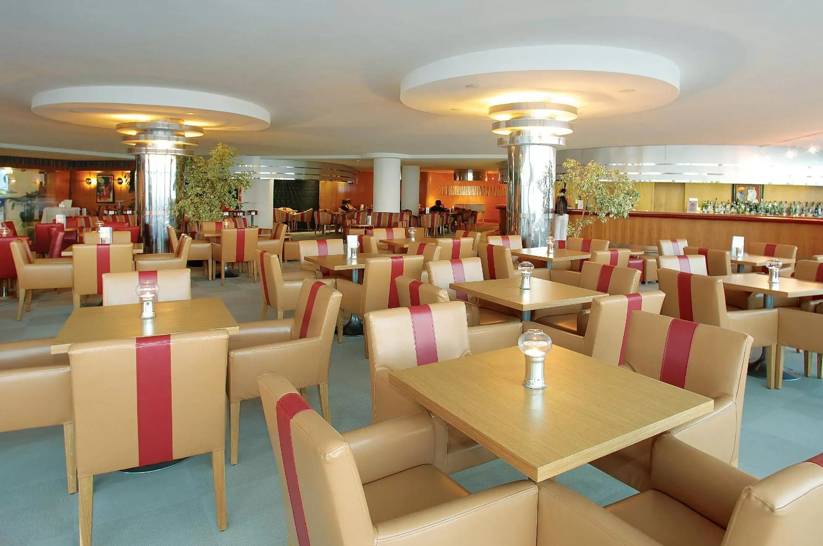 Lounge or bar, Restaurant/Places to Eat in Hotel Apartamento Paraiso De Albufeira