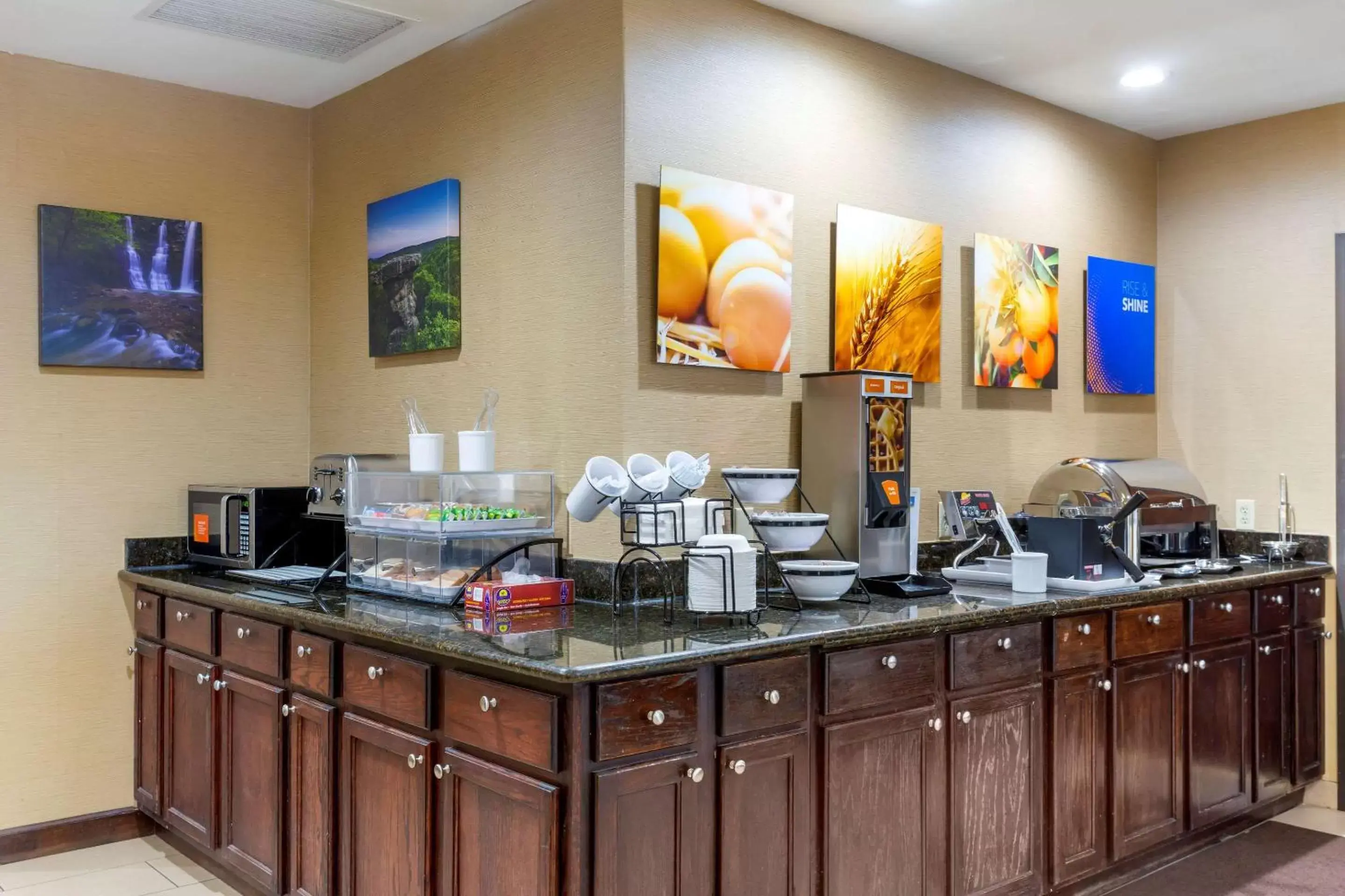 Restaurant/Places to Eat in Comfort Inn Marion