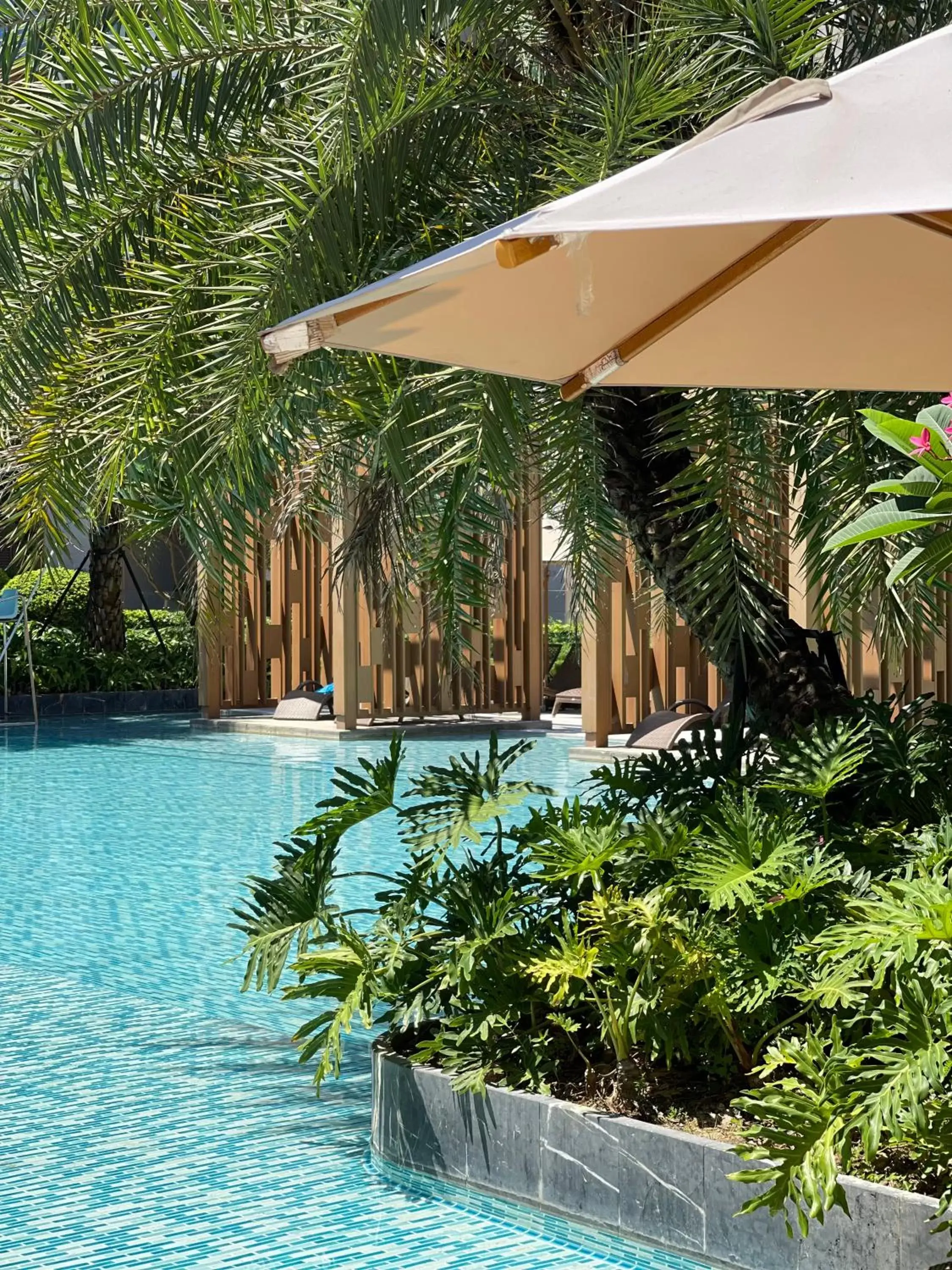 Garden, Swimming Pool in Shenzhen Marriott Hotel Golden Bay