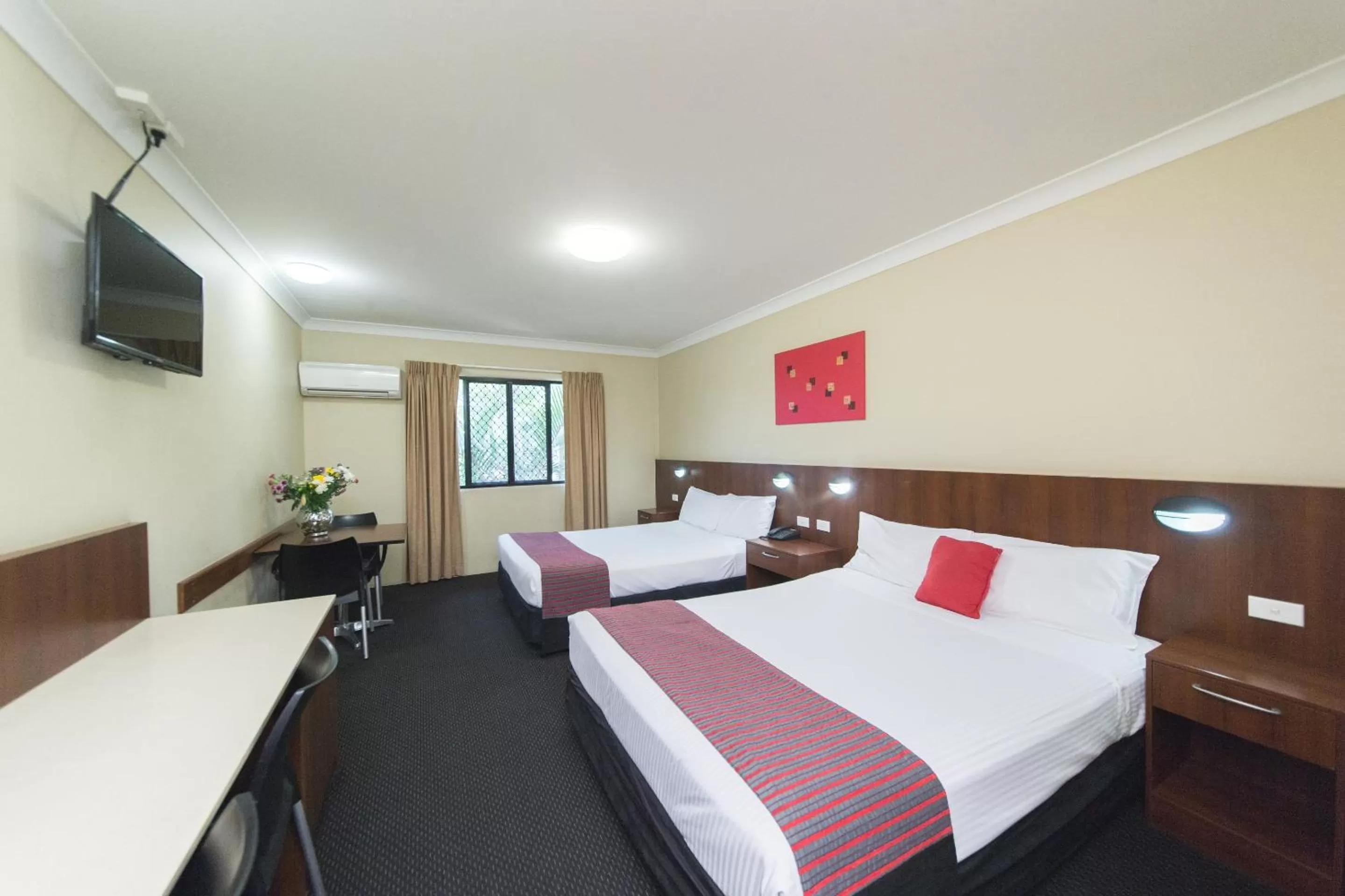 Bed in Rocky Resort Motor Inn