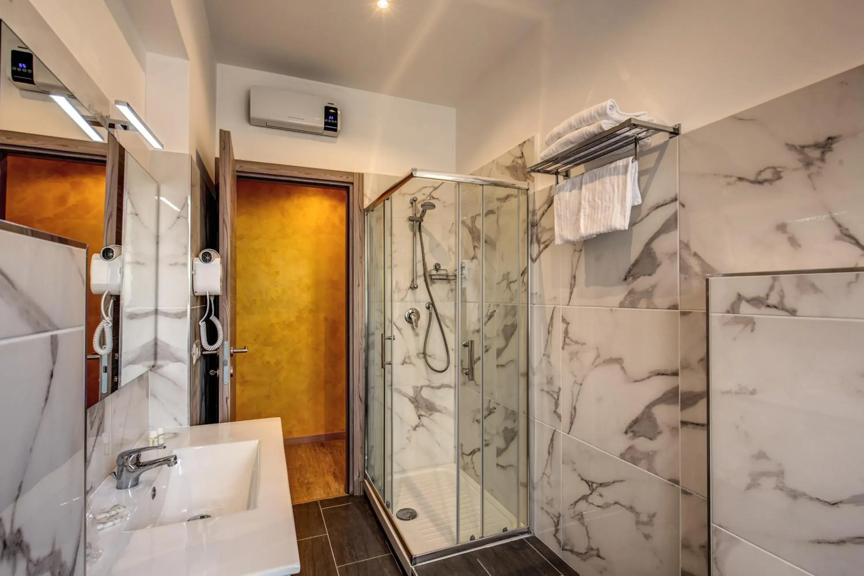 Bathroom in Hotel Osimar