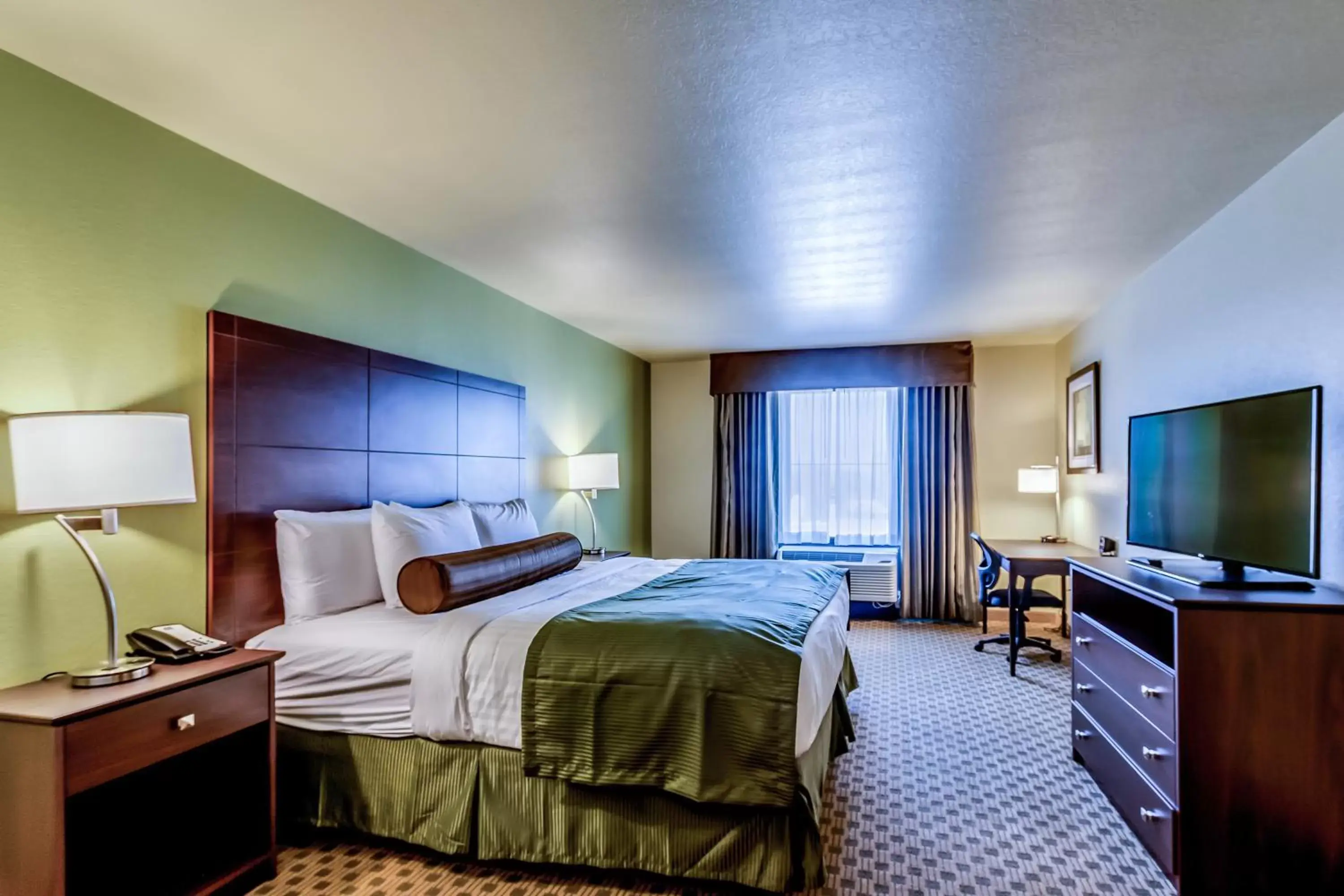 Bed in Cobblestone Inn & Suites - Waverly