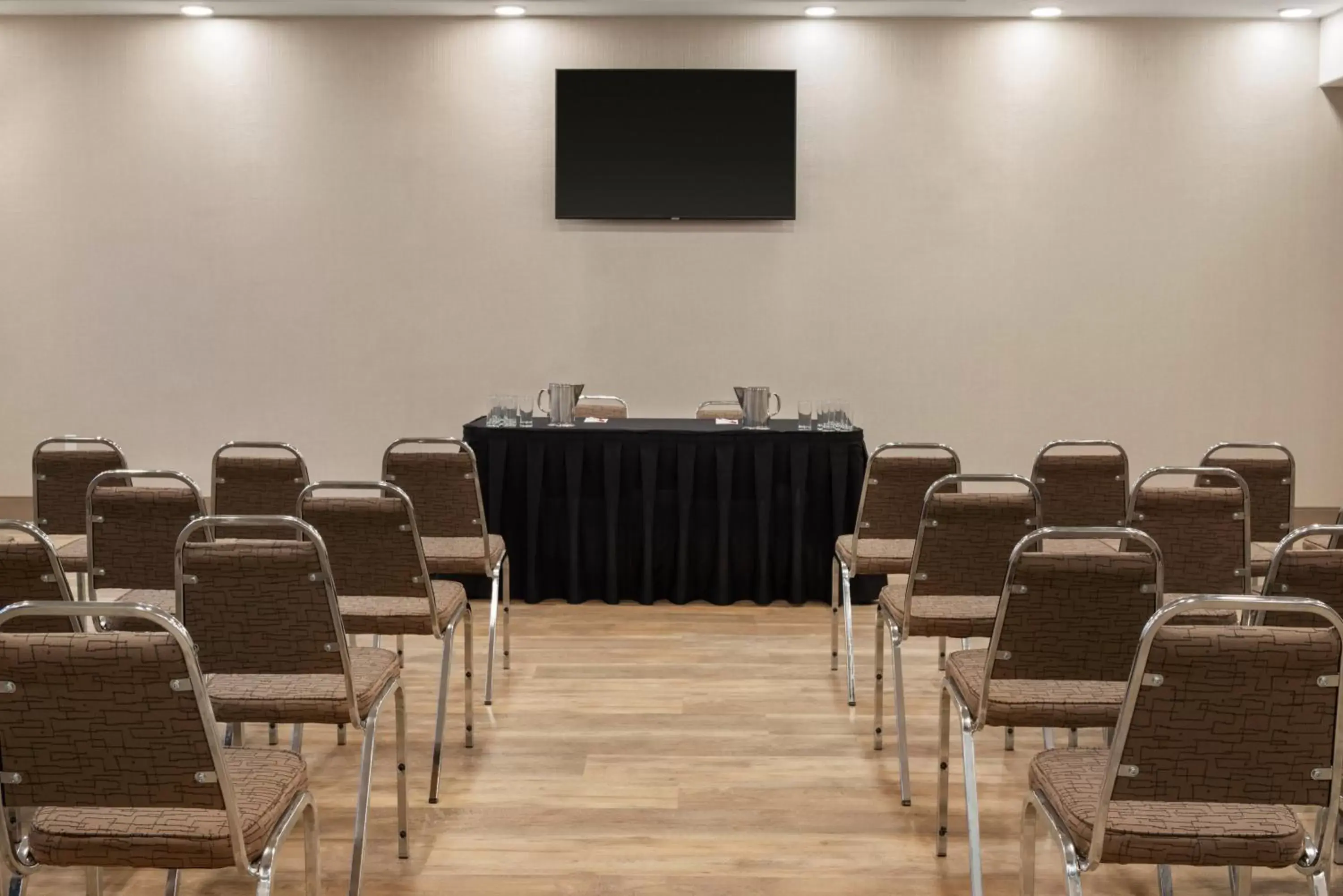 Meeting/conference room, TV/Entertainment Center in Ramada by Wyndham Airdrie Hotel & Suites
