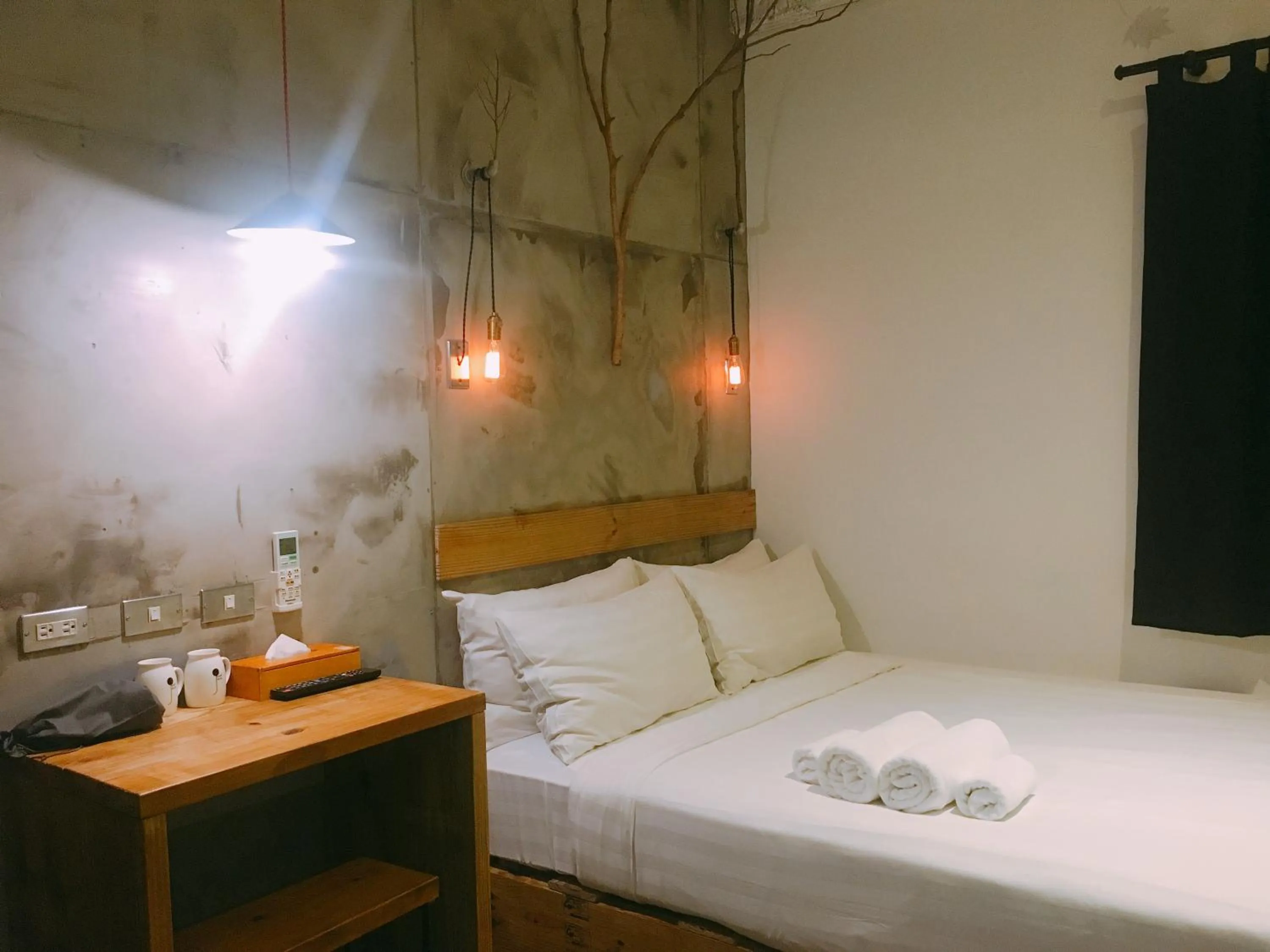 Photo of the whole room, Bed in 禾裕 北車 Hey!U