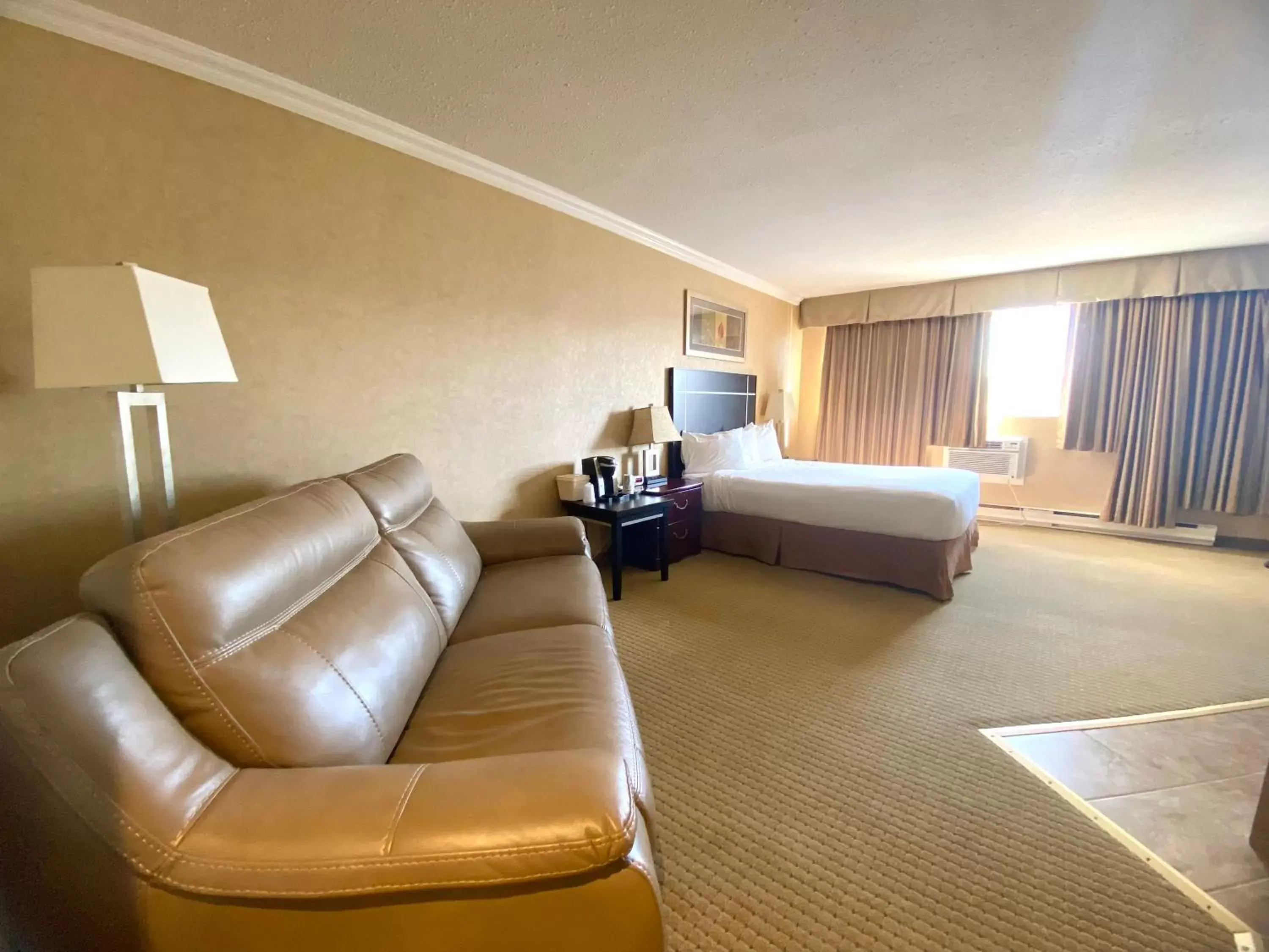 Bed, Seating Area in The George Dawson Inn & Conference Centre