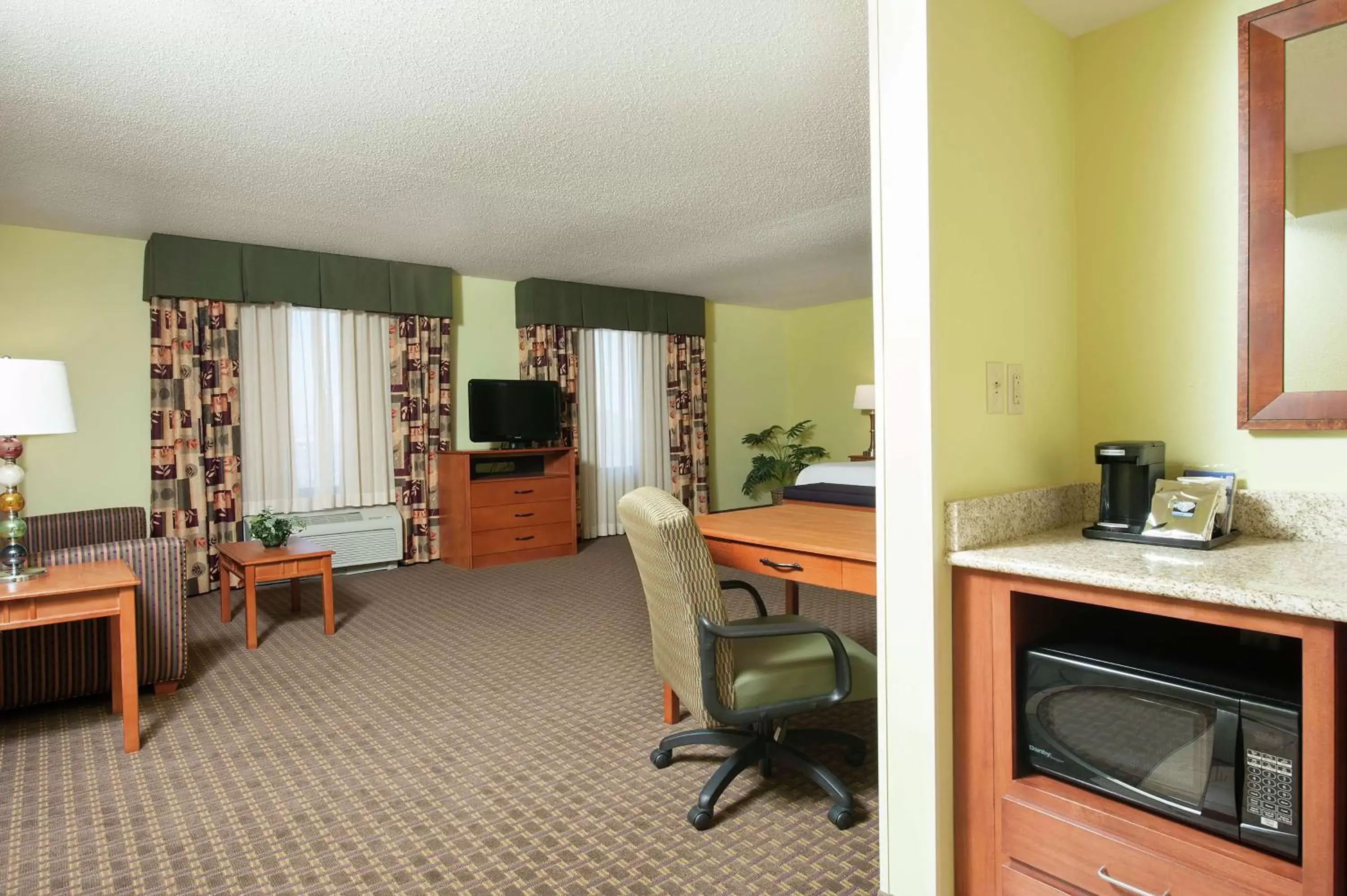 Bedroom in Hampton Inn Macomb