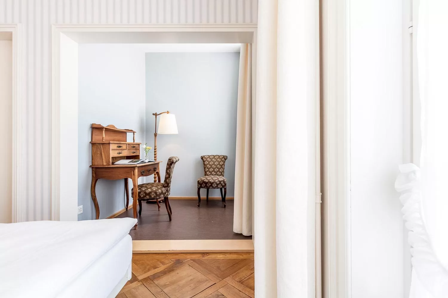 Seating area, Bed in Hotel Terrasse am See