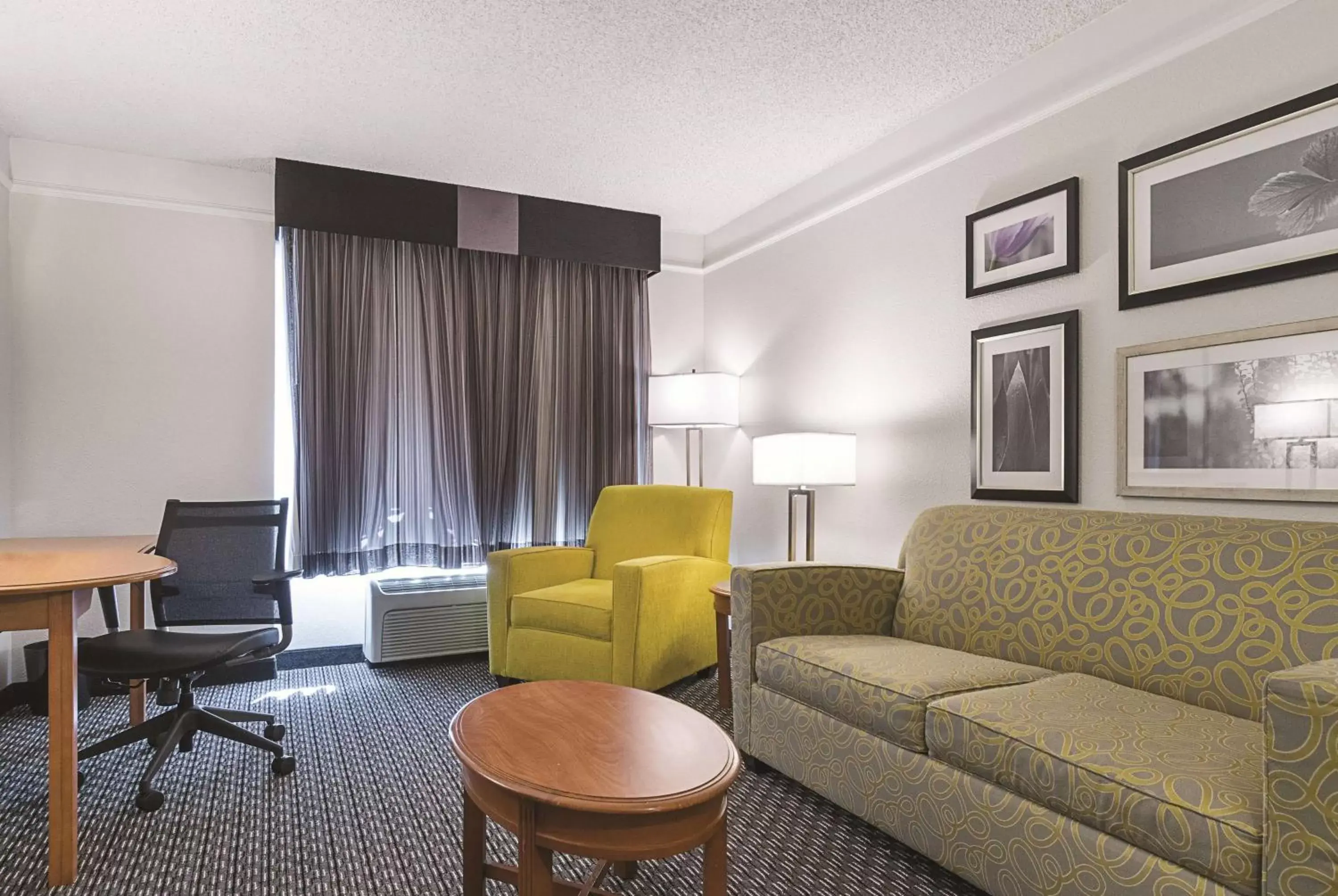 Bed, Seating Area in La Quinta Inn & Suites by Wyndham University Area Chapel Hill