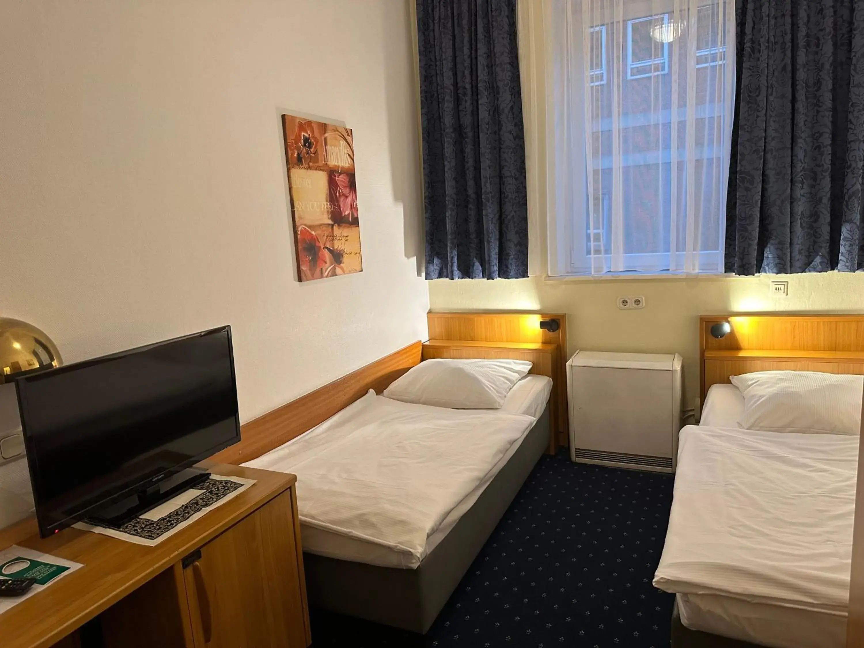 Photo of the whole room, Bed in Centrum Hotel Commerz am Bahnhof Altona