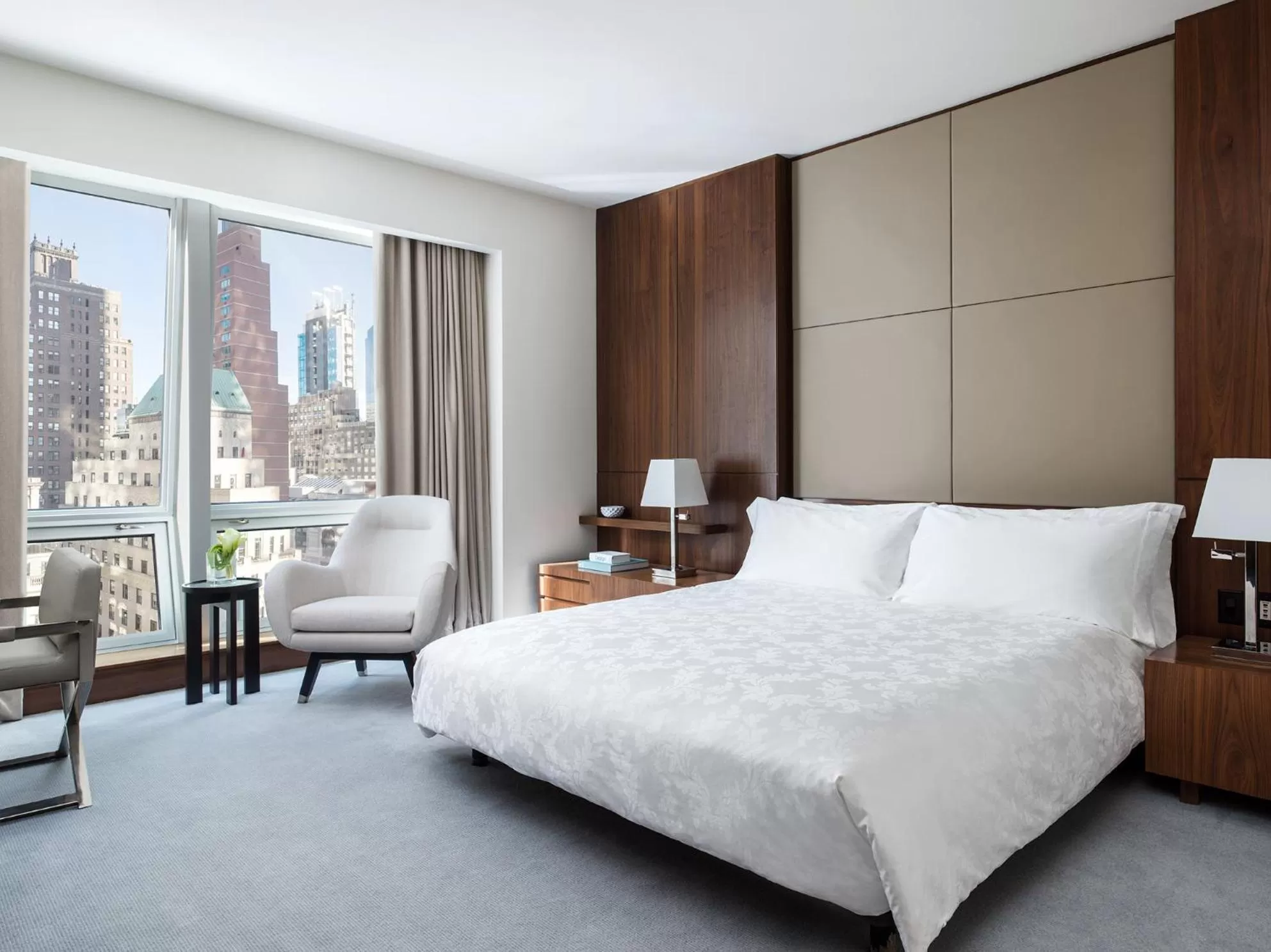 Photo of the whole room, Bed in The Langham, New York, Fifth Avenue