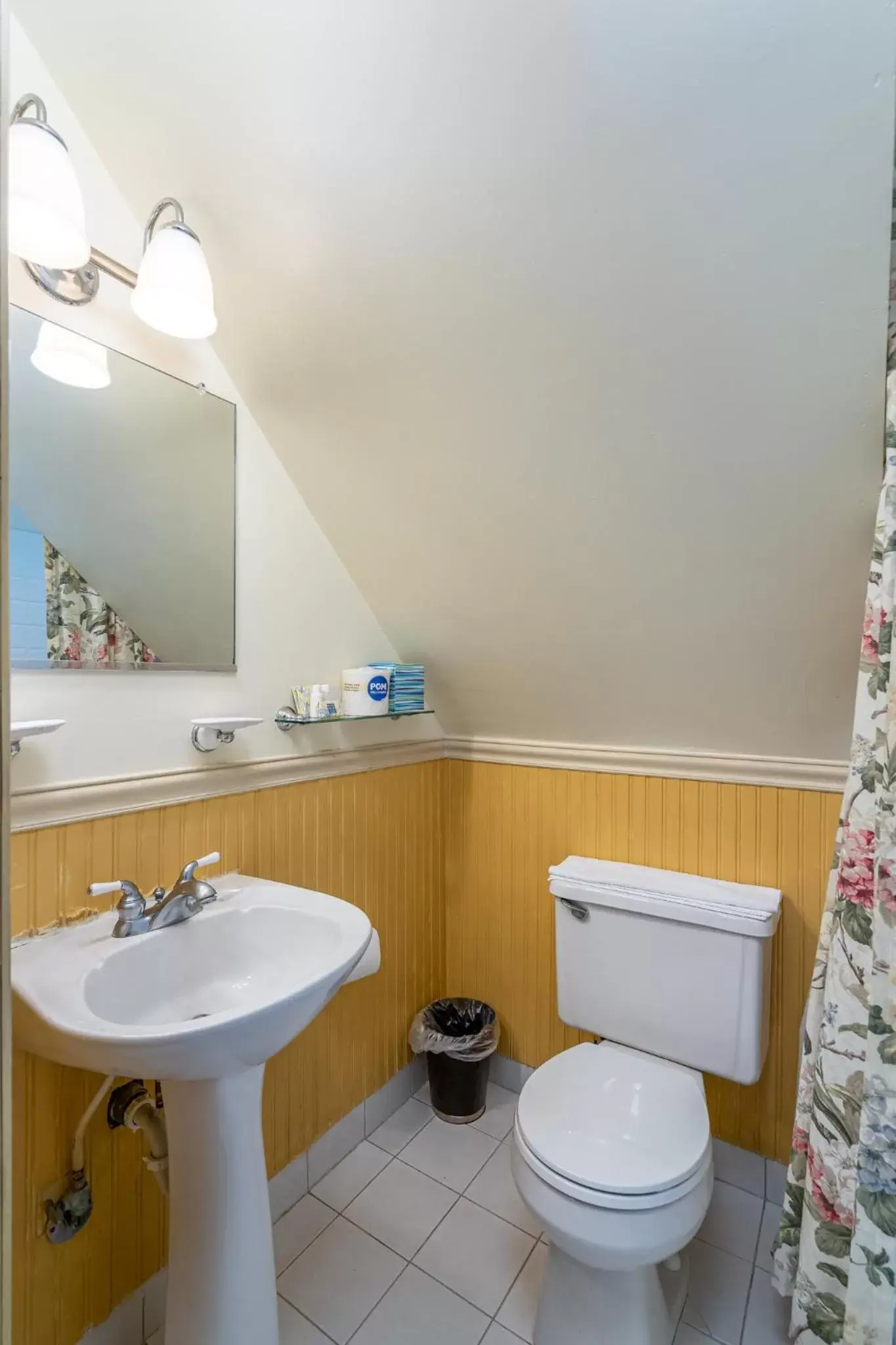 Bathroom in Cedars of Williamsburg Bed & Breakfast