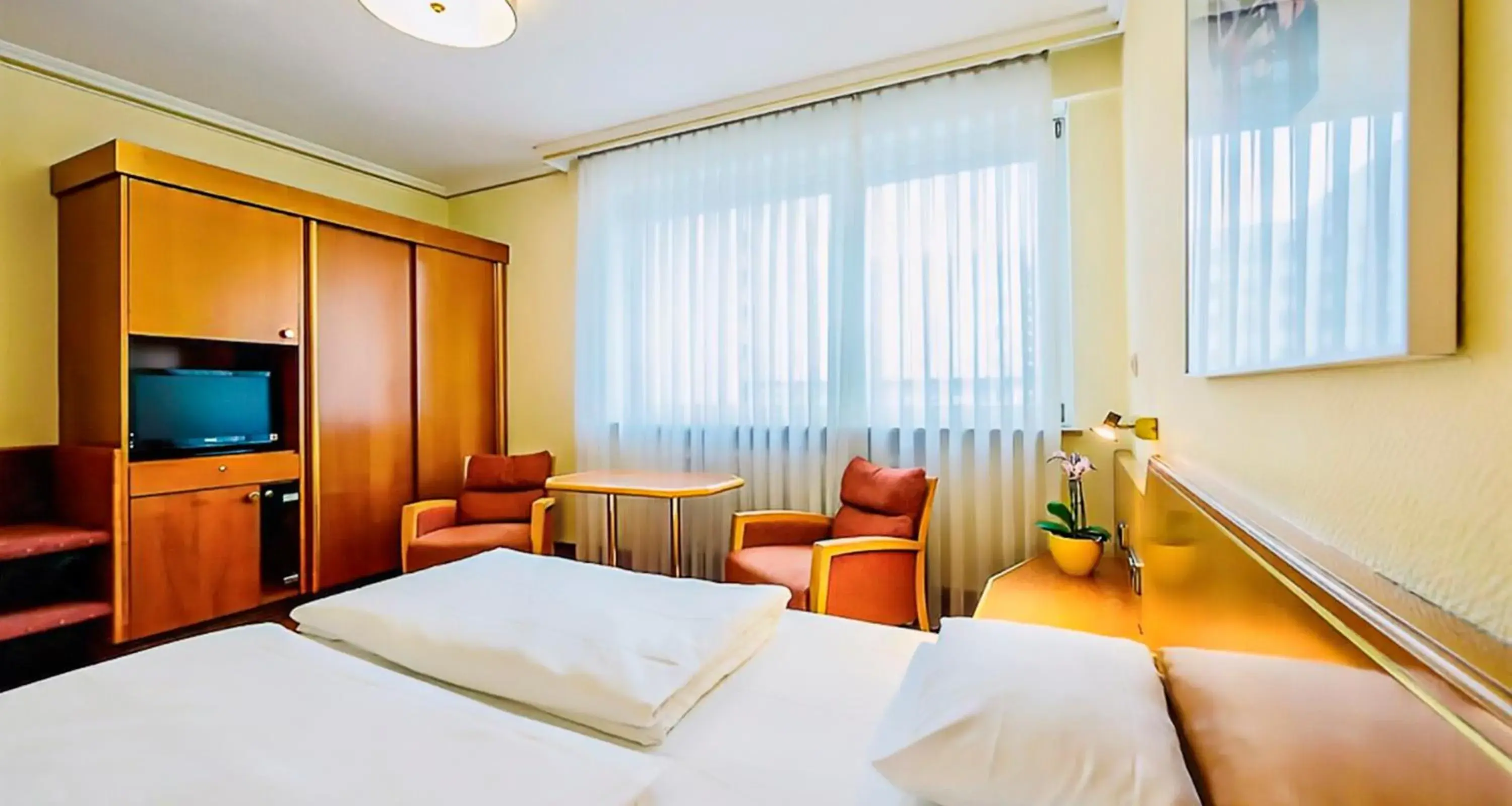 Photo of the whole room, Bed in Novum Hotel Rieker Stuttgart Hauptbahnhof   
