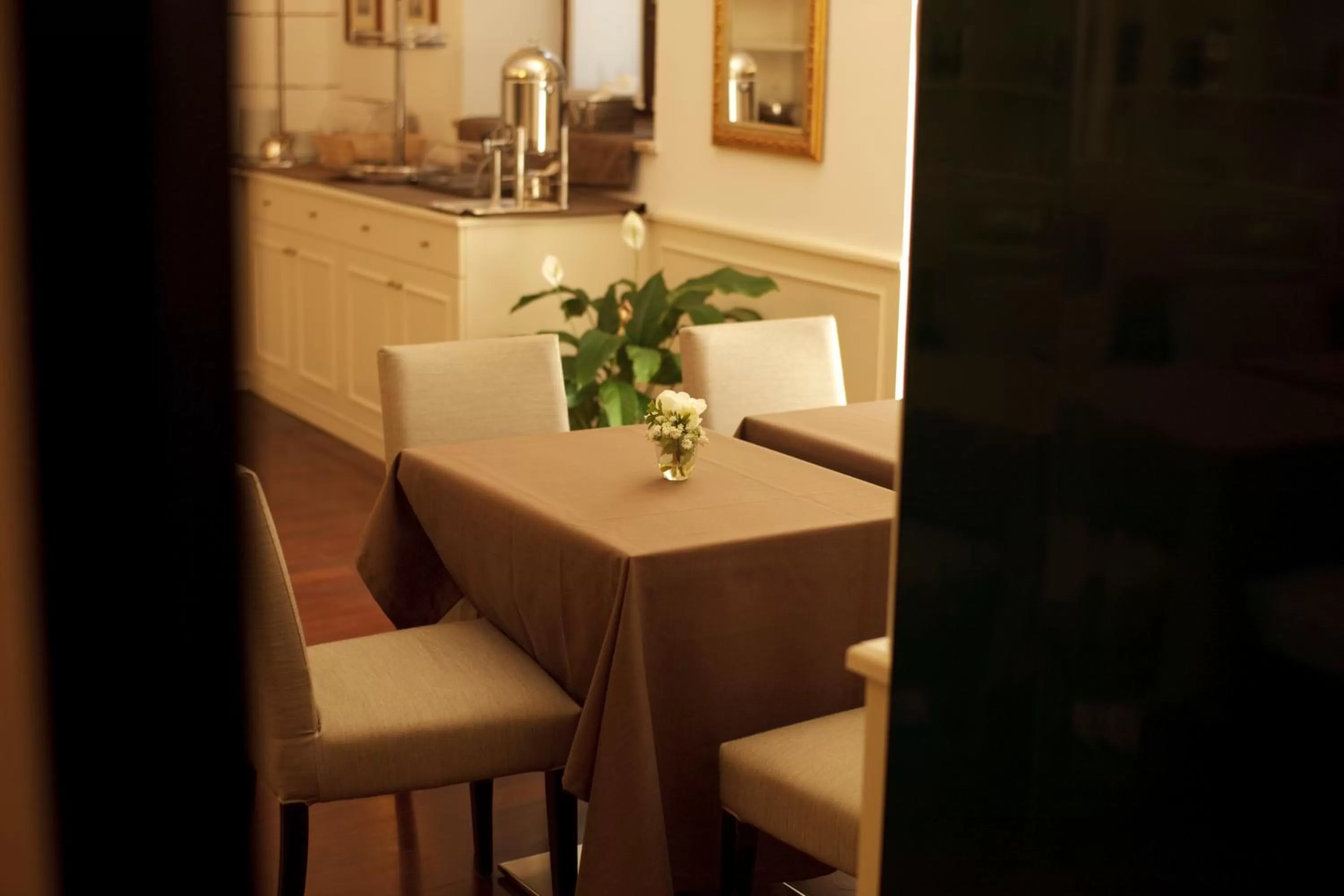 Restaurant/places to eat in Albergo Accademia