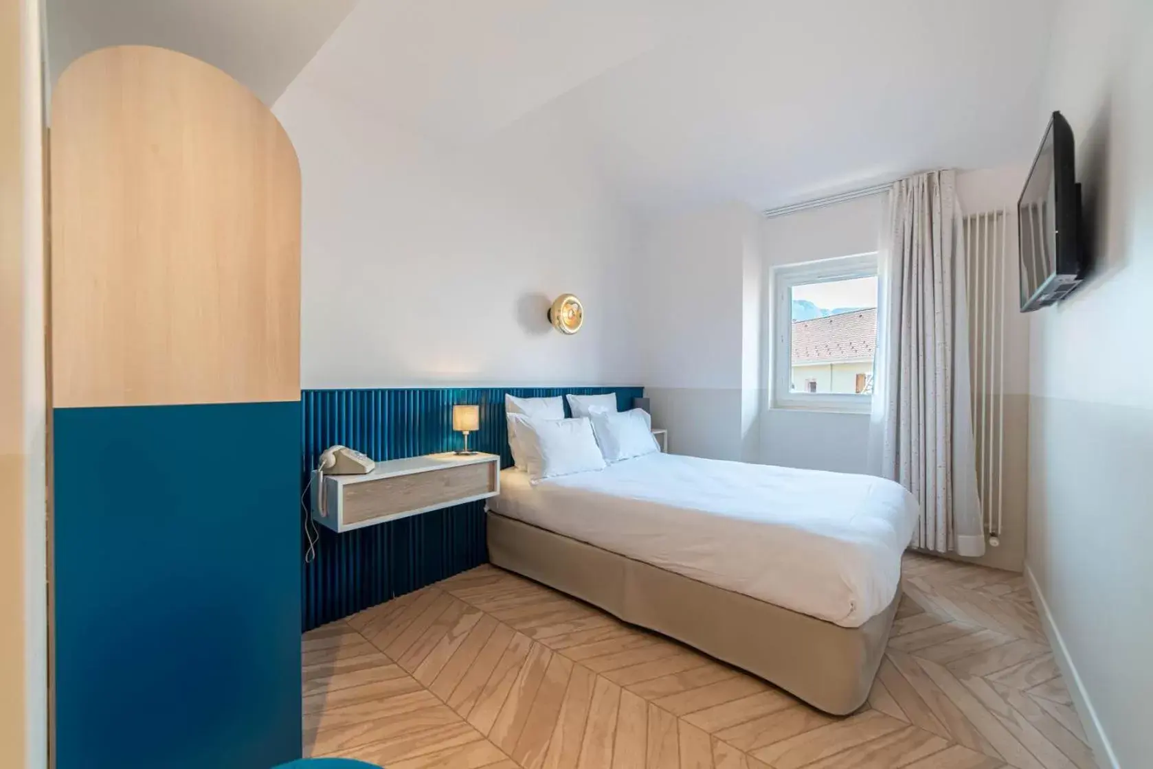 Bedroom, Bed in Hôtel du Palais de l'Isle