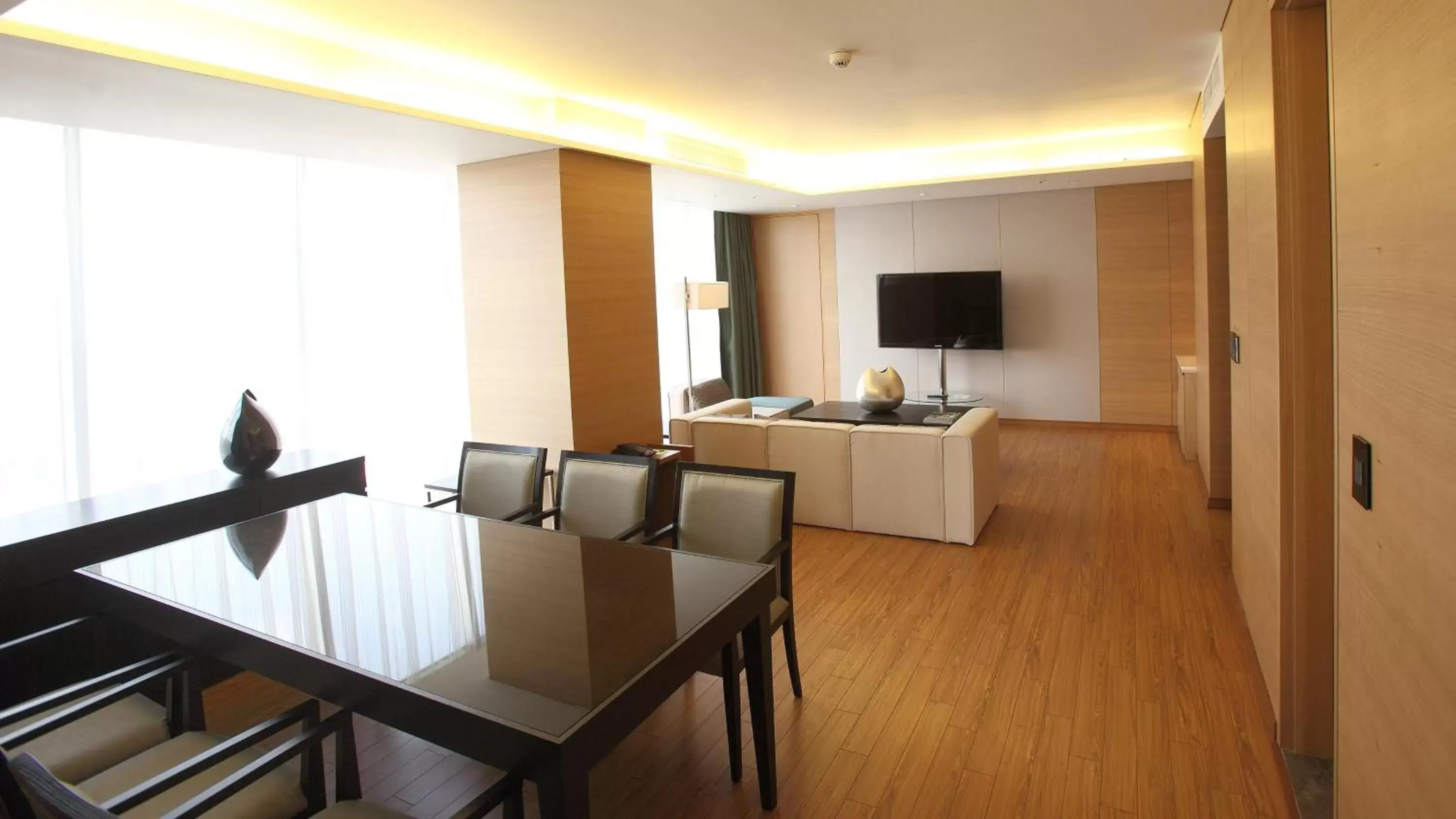 Photo of the whole room, Dining Area in Holiday Inn Gwangju, an IHG Hotel