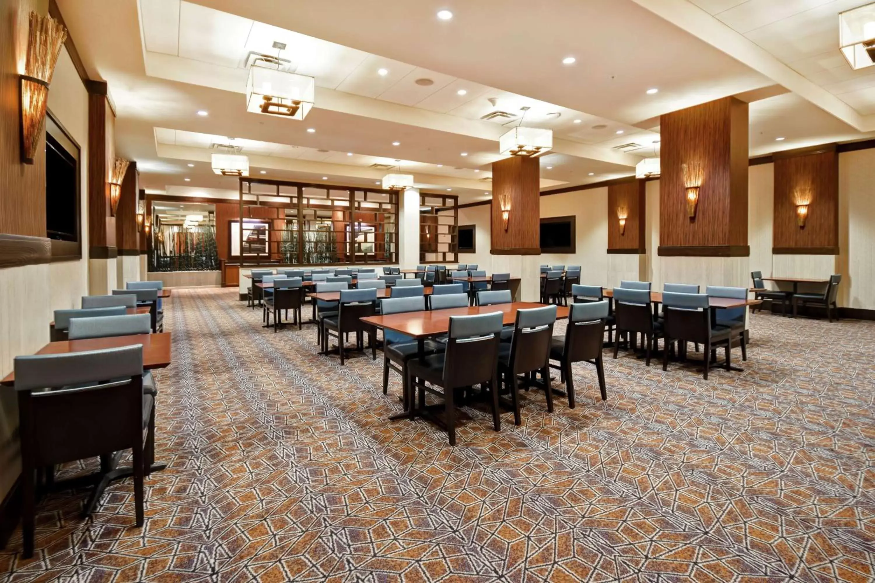 Lobby or reception, Restaurant/Places to Eat in Embassy Suites Springfield