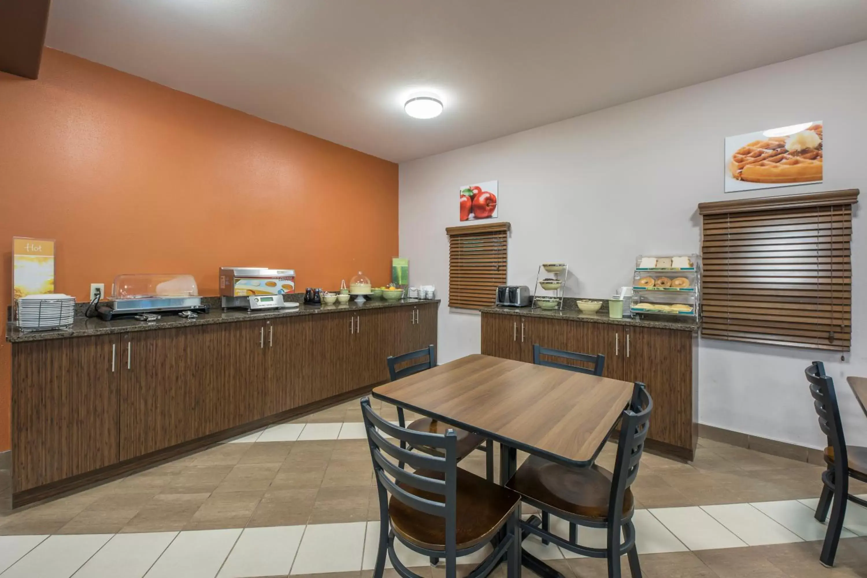Buffet breakfast, Restaurant/Places to Eat in Quality Inn Airport Dieppe